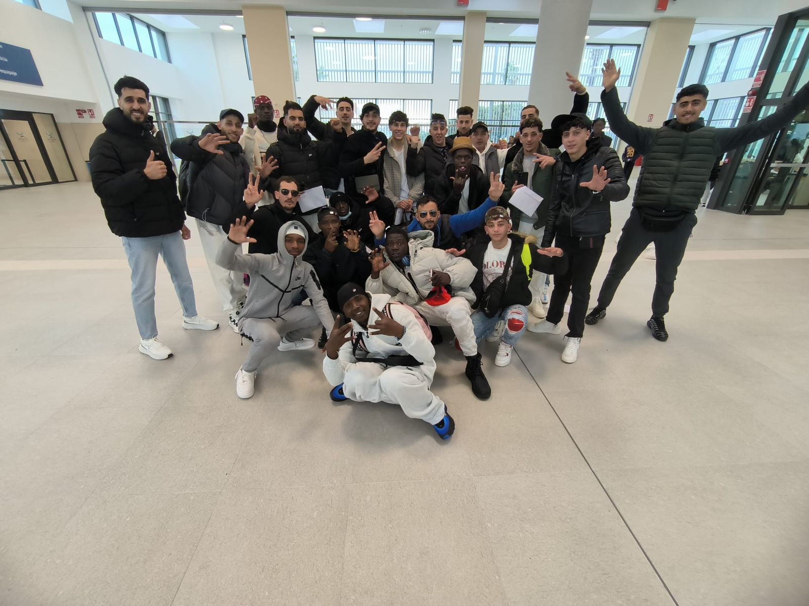 Los migrantes en la nueva estación marítima poco antes de embarcar para zarpar hacia la península