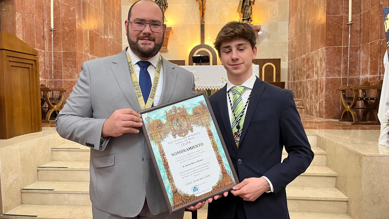 El hermano mayor de los rocieros ceutíes entrega el nombramiento como pregonero joven a Daniel Riesco