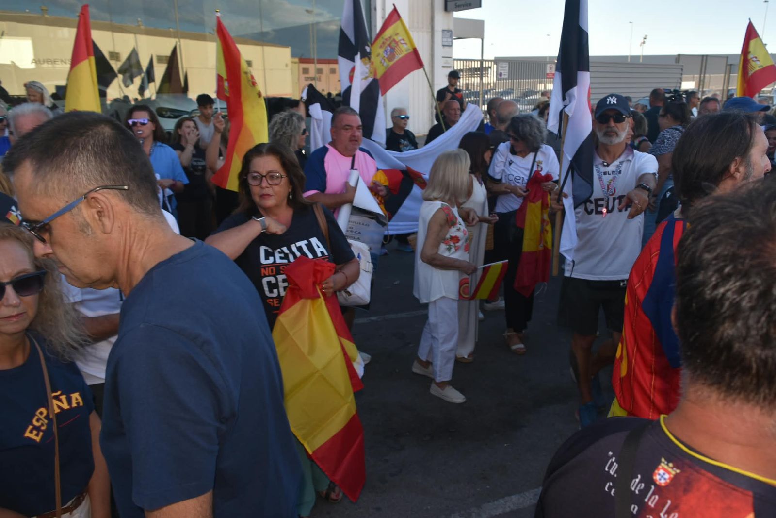 Los trabajadores del Puerto de Ceuta muestran su rechazo al asentamiento migrante