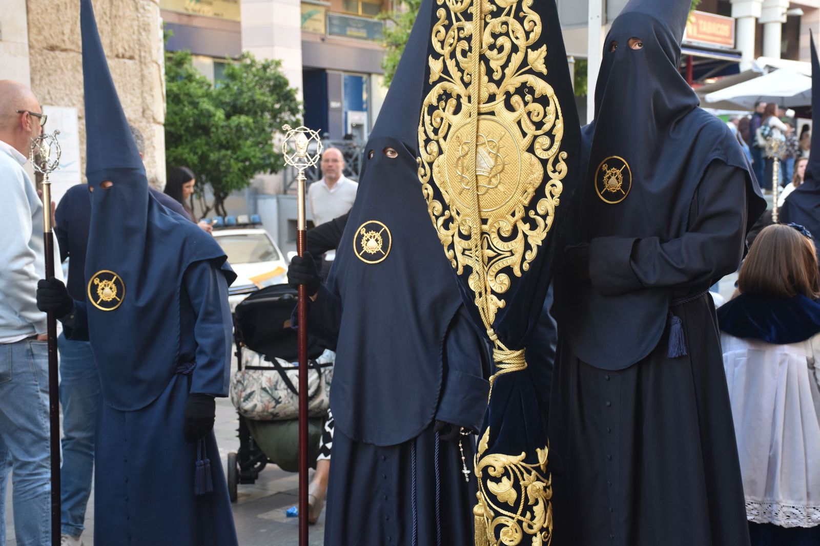 Aroma cofrade y estudiantil: Las Penas reina en el Jueves Santo