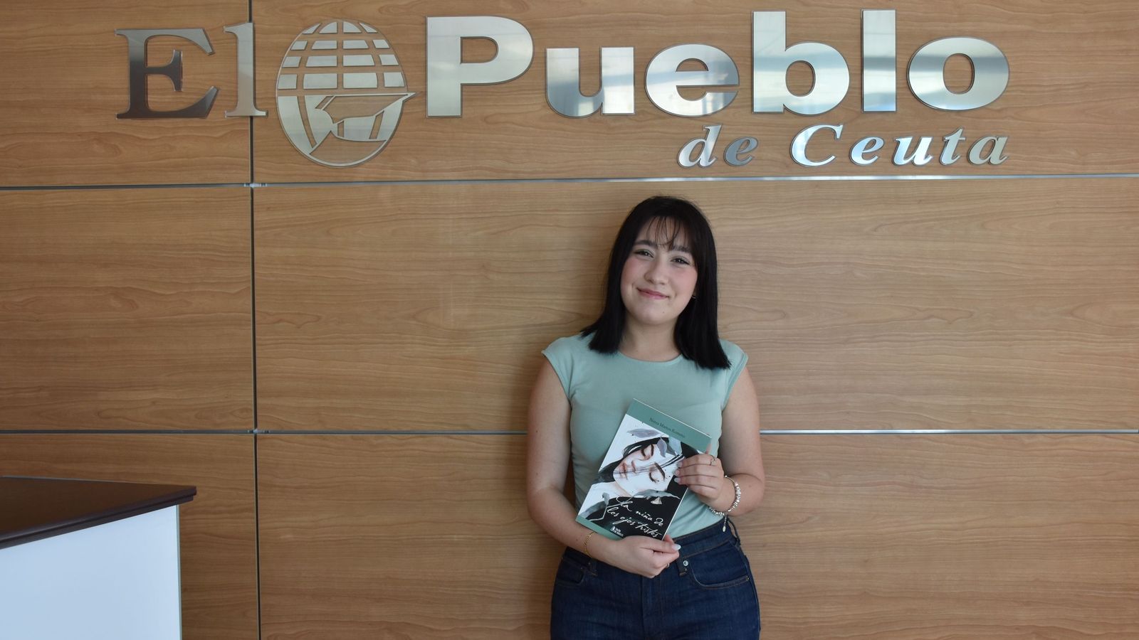La poeta ceutí Nerea Martos posa en la redacción de El Pueblo con su primera obra, 'La niña de los ojos tristes'