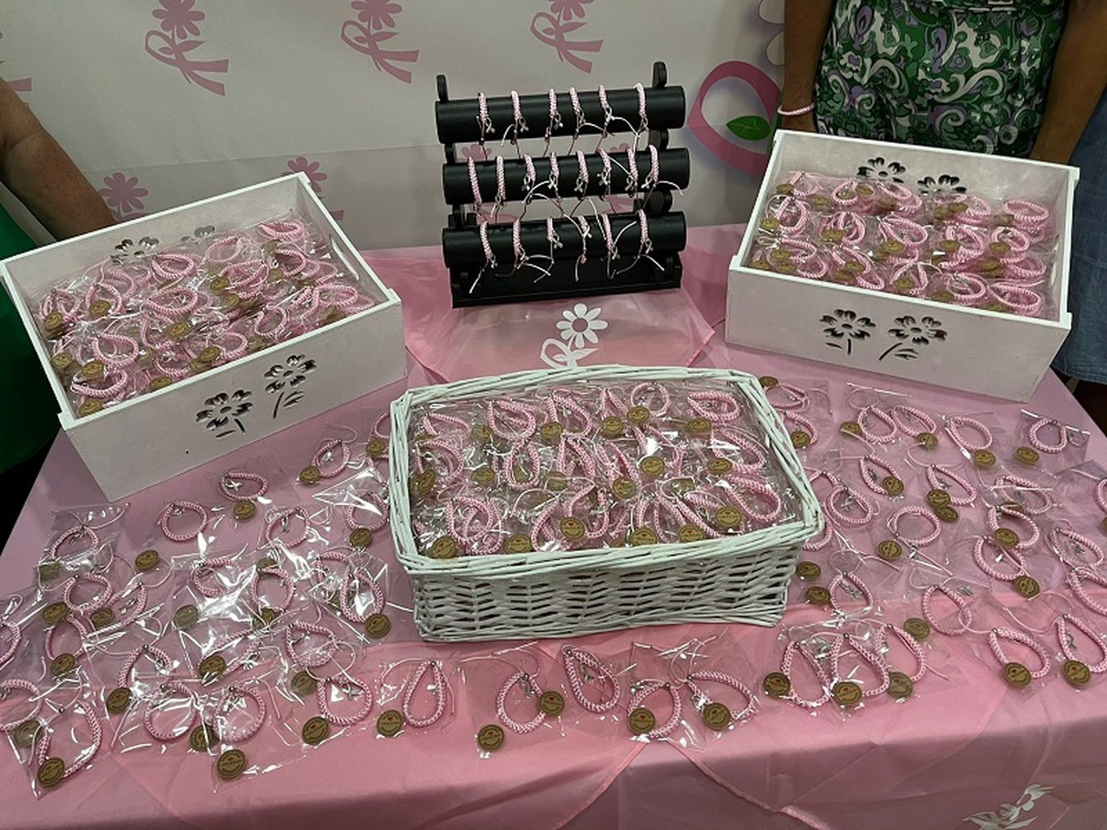 ACMUMA venderá sus pulseras durante la hora previa al comienzo del partido este domingo / FOTO E.P