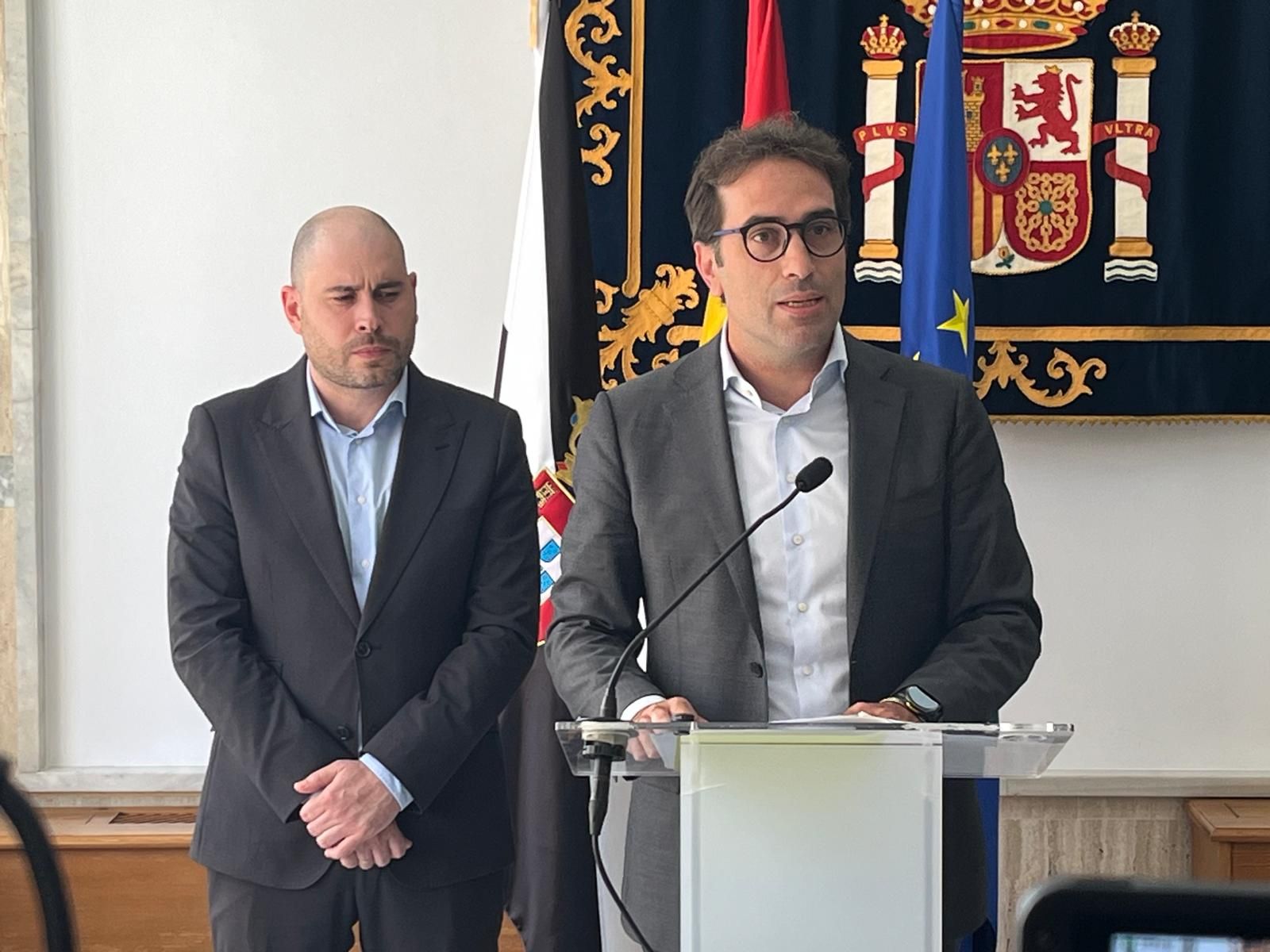 El vicepresidente, acompañado del delegado del Gobierno, Miguel Ángel Pérez Triano