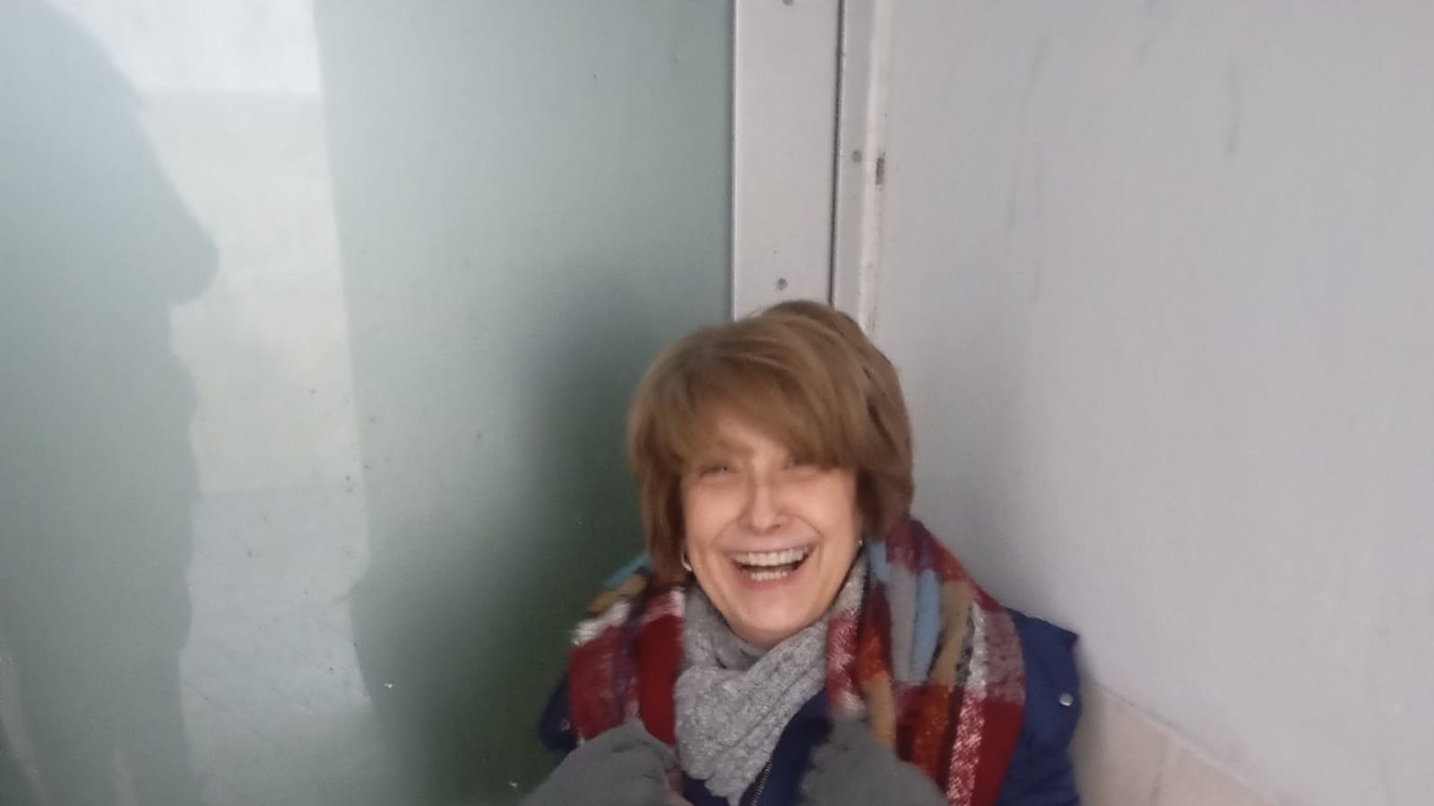 Encarna Mercado, bien pertrechada para esperar en la cola