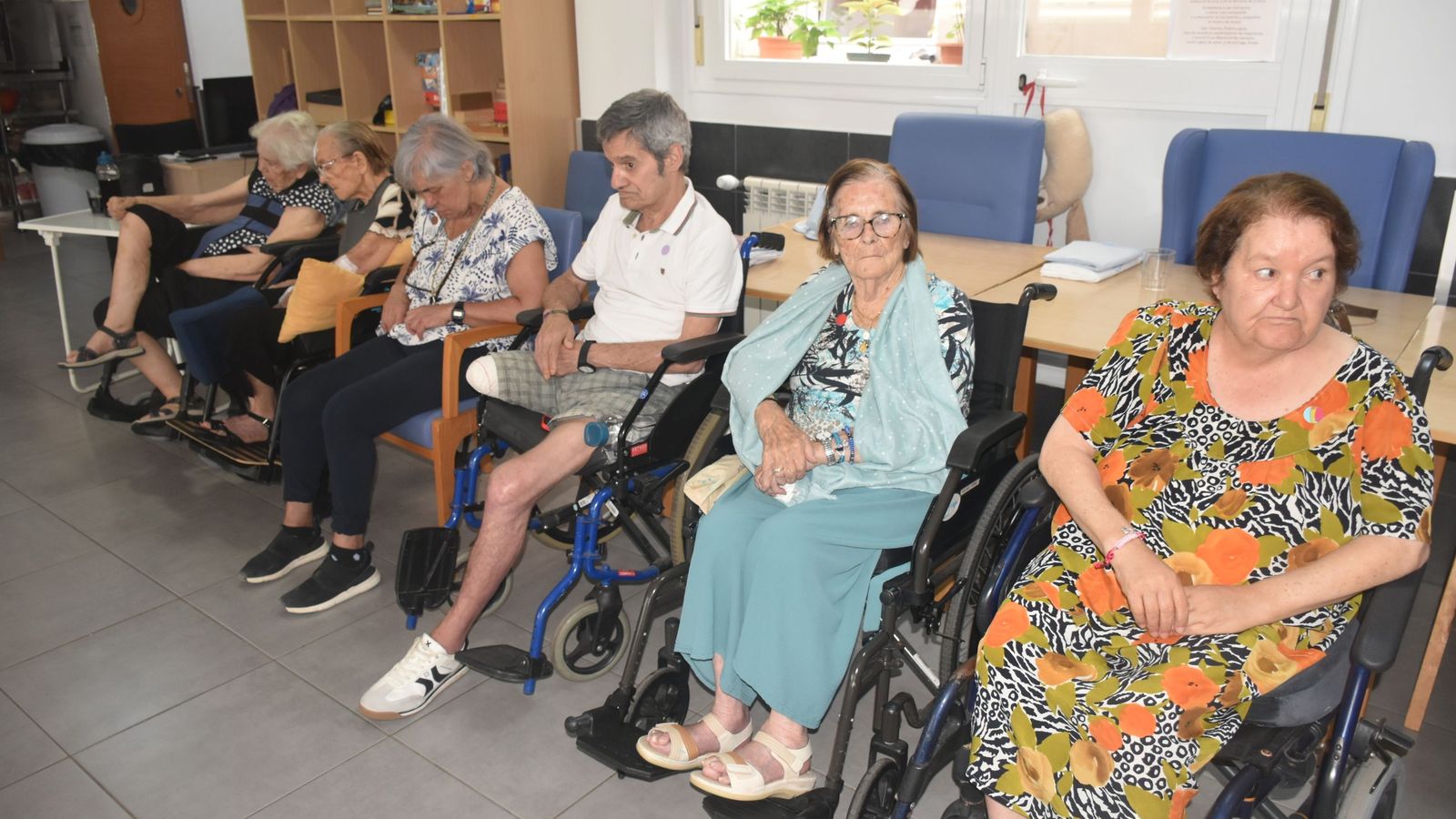 Los residentes de Cruz Blanca, escuchando canciones escogidas por ellos