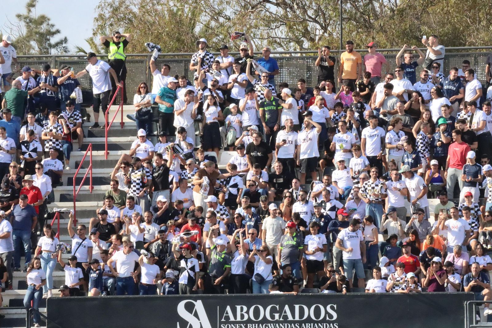 La afición de la AD Ceuta con su equipo desde el Alfonso Murube, en imágenes| AD Ceuta - Mirandés FOTOGALERÍA | AD Ceuta - Mirandés
