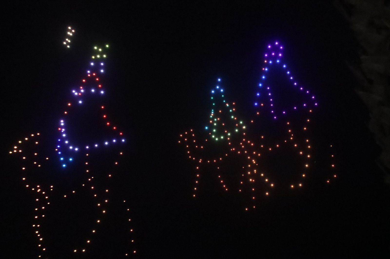 El cielo de Ceuta se ilumina con drones para dar la bienvenida a 2026 en un estreno multitudinario