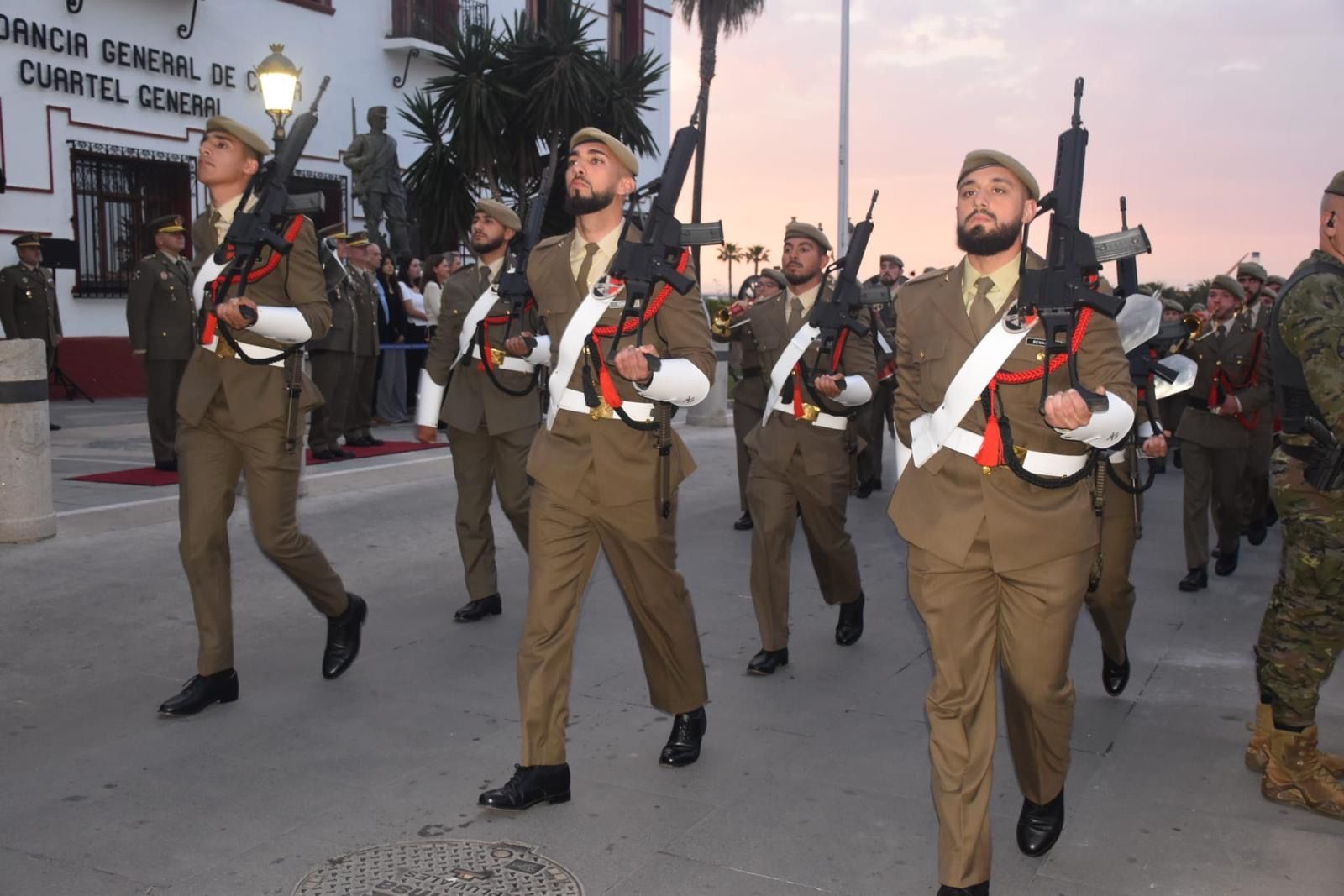 El Ramix 30 protagoniza un solemne arriado de bandera en ‘Foso Almina’