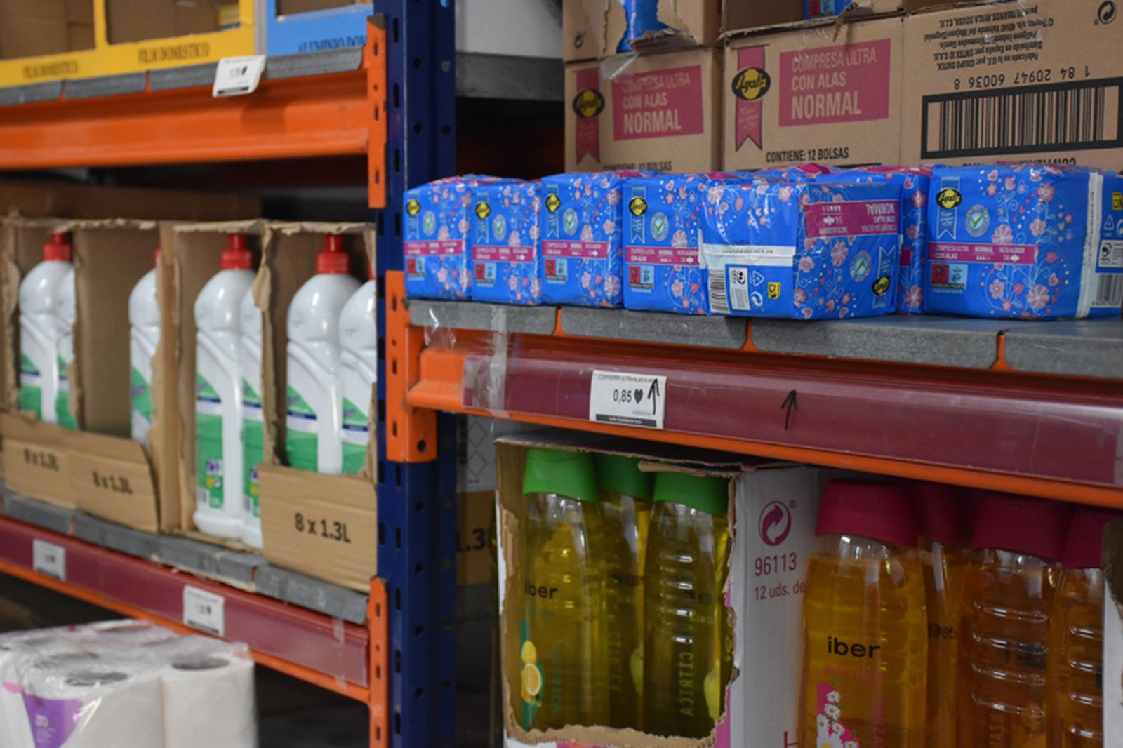 Productos comercializados en el supermercado de Cáritas.