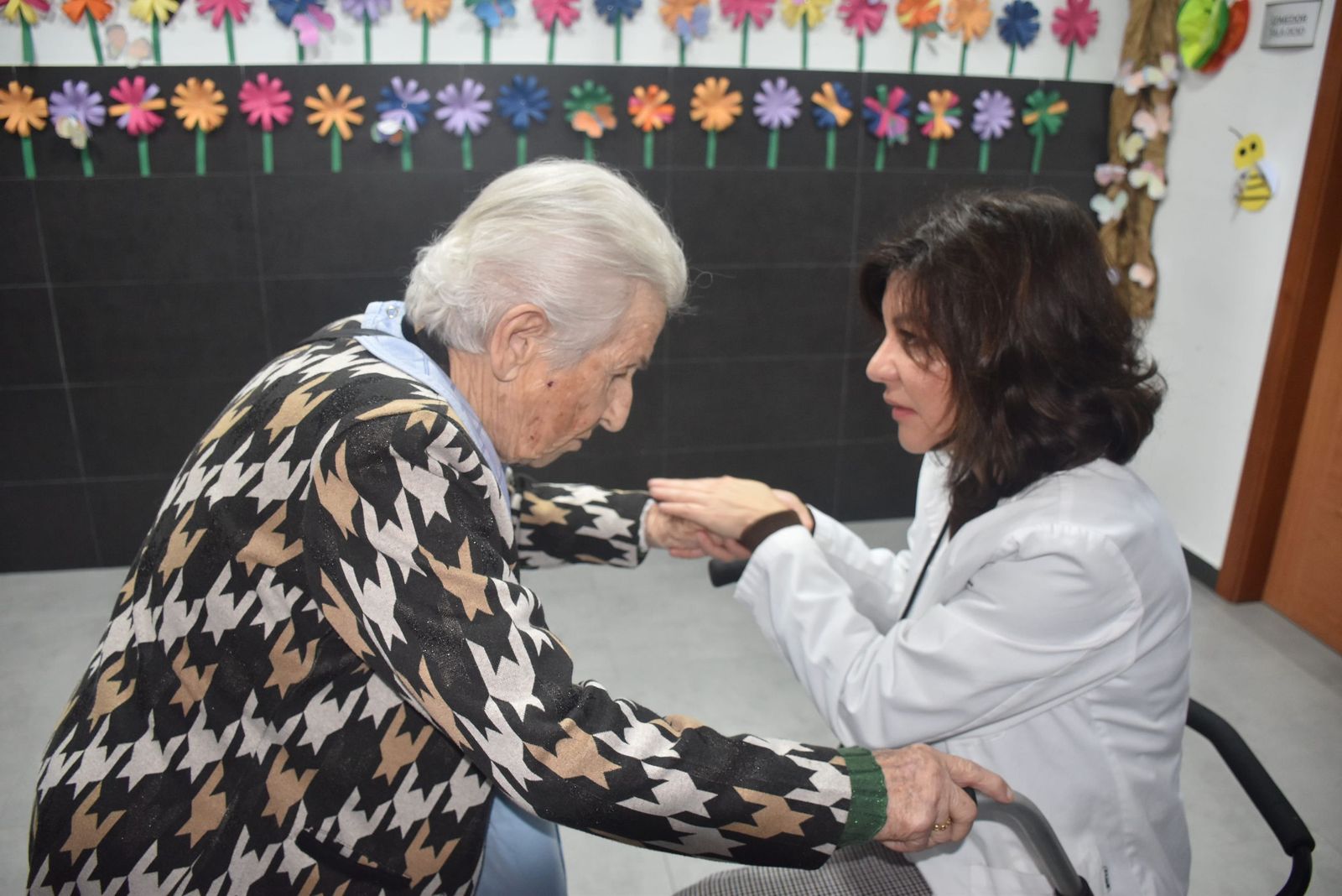 Patricia Salgado ayudando a una residente en la sede de Cruz Blanca este jueves