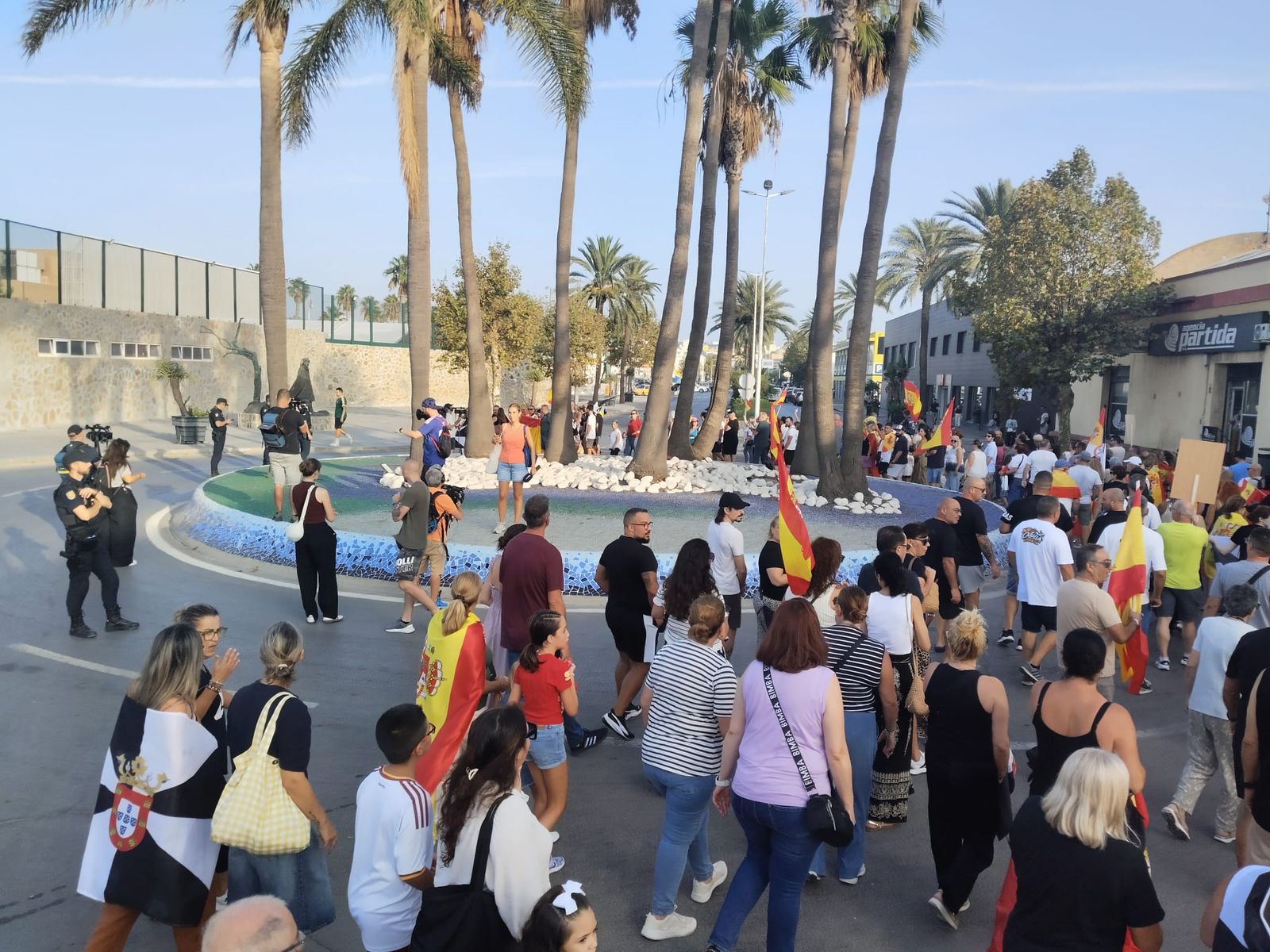 Ceuta se concentra contra el futuro asentamiento para acoger migrantes en el Muelle de Poniente