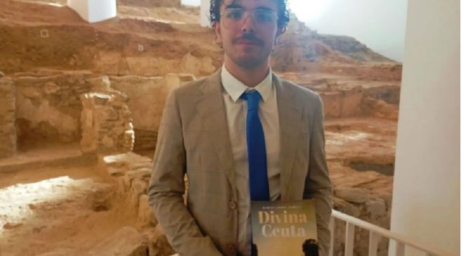 El autor mostrando uno de sus libros.