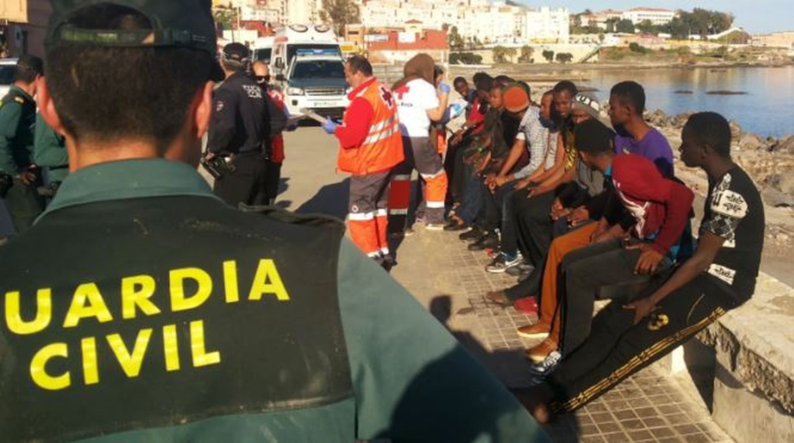 Inmigrantes subsaharianos, atendidos en la frontera tras llegar a Ceuta