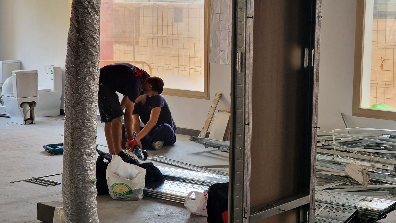 Trabajos de carpintería metálica en la nueva sede del 113 Trabajos de carpintería metálica en la nueva sede del 113