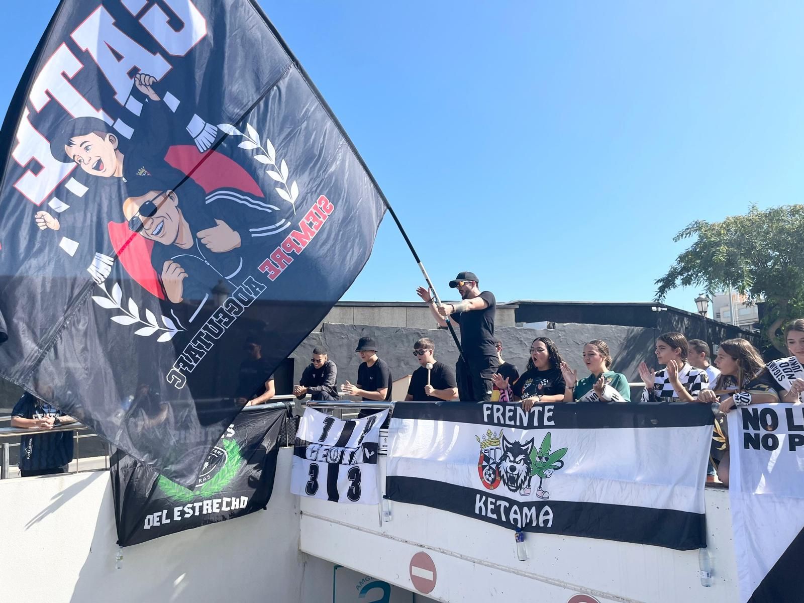 FOTOGALERÍA | Los jugadores de la AD Ceuta llegan Murube para recibir al Mirandés