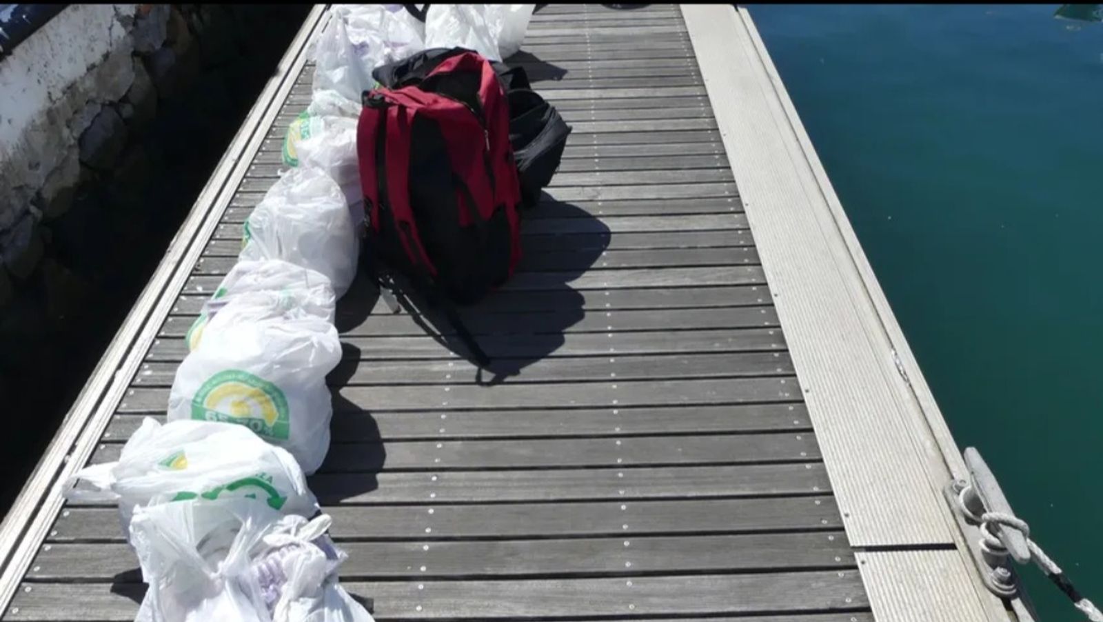 En la imagen se ven las bolsas que la UDYCO encontró en el velero