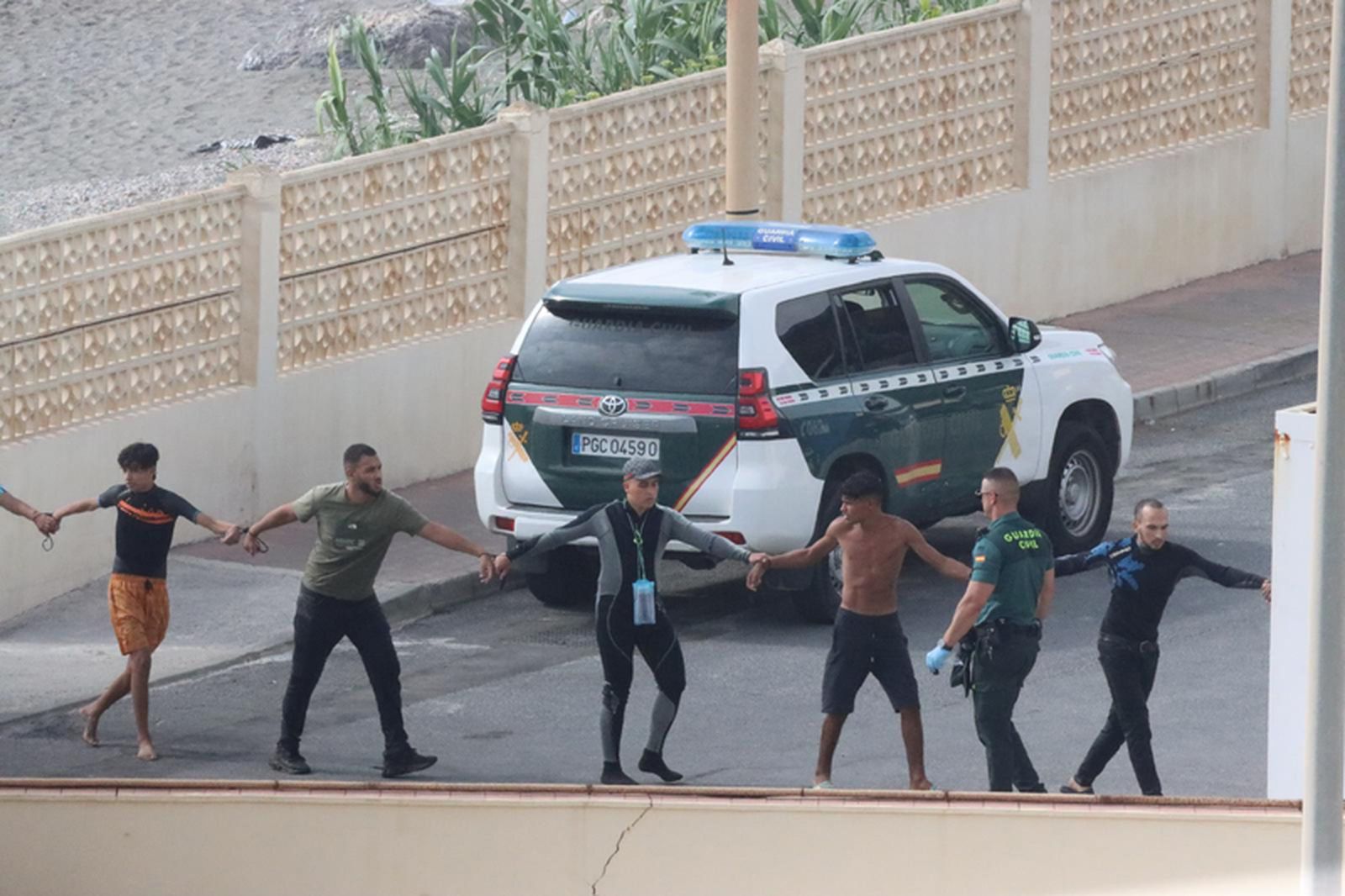 Varias personas migrantes acaban de ser interceptados por la Guardia Civil. / FOTO REDUAN