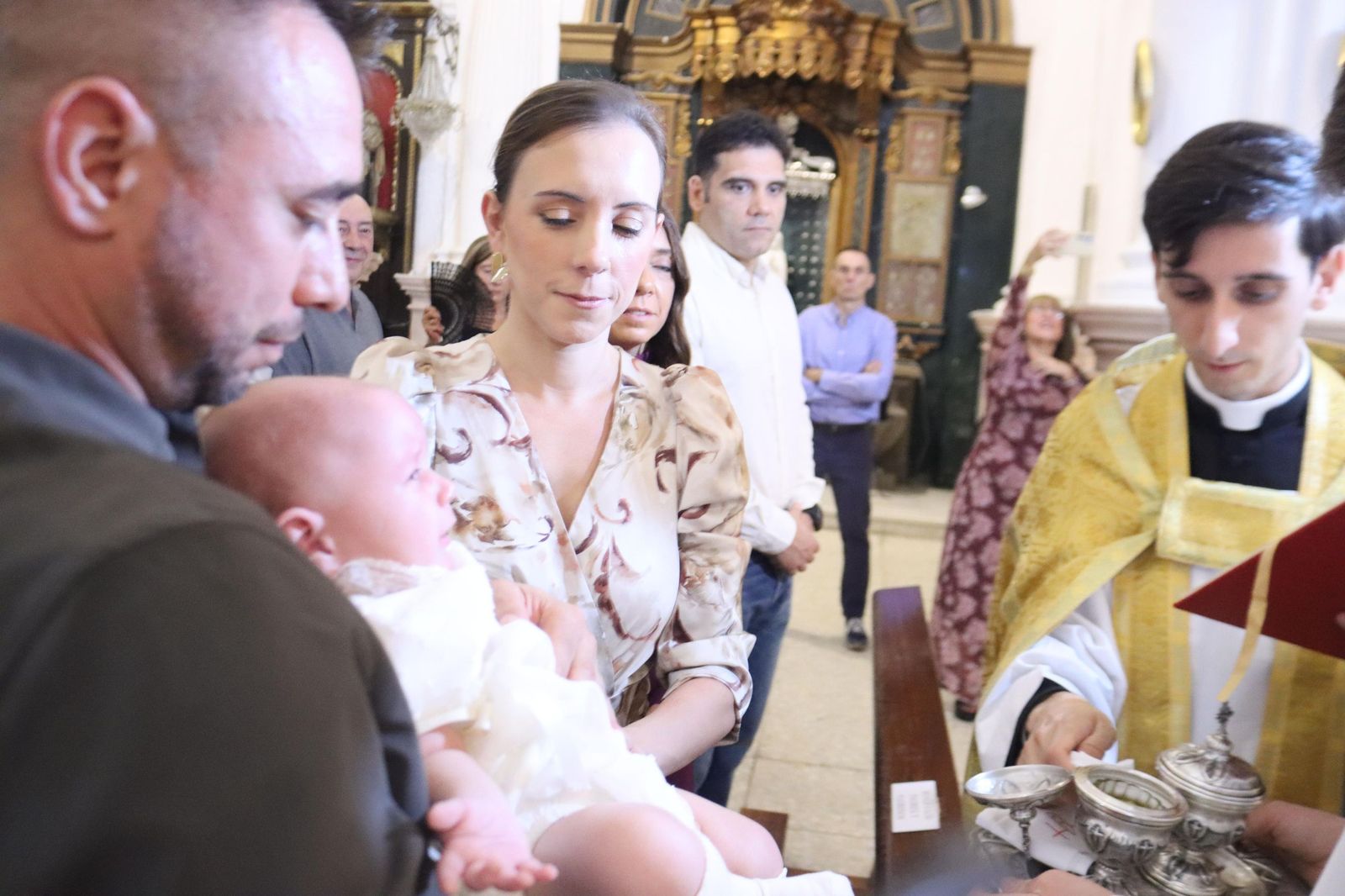 FOTOGALERÍA | Judith e Izan reciben el Sacramento del Bautismo en Nuestra Señora de África