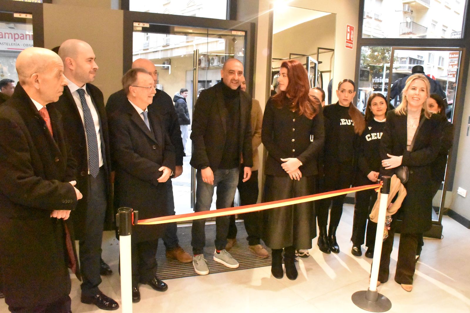 La AD Ceuta inaugura su nueva tienda con la presencia de Vivas y Luhay