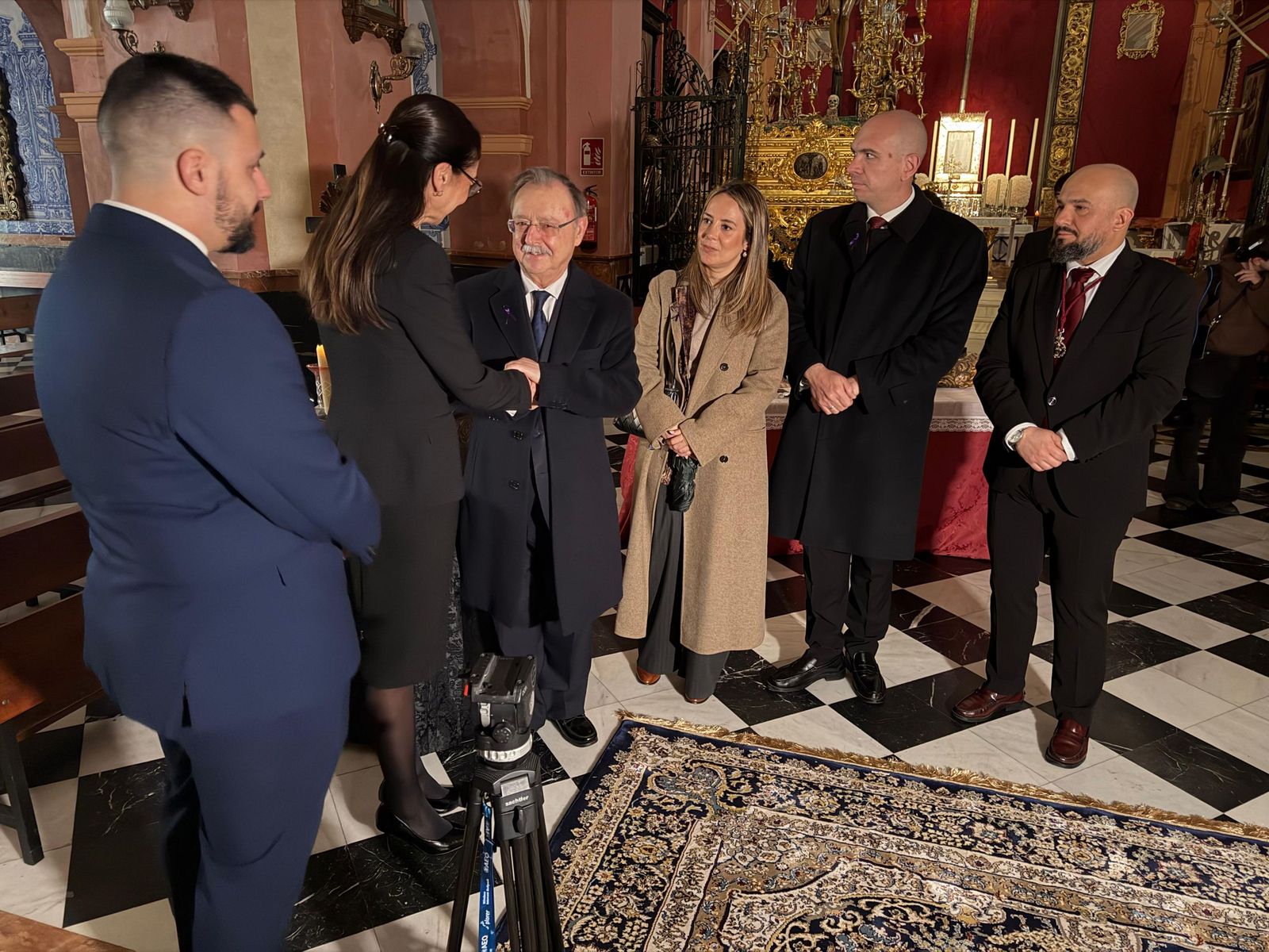 FOTOGALERÍA | Juan Vivas acude al besamanos de la Virgen del Mayor Dolor en Los Remedios