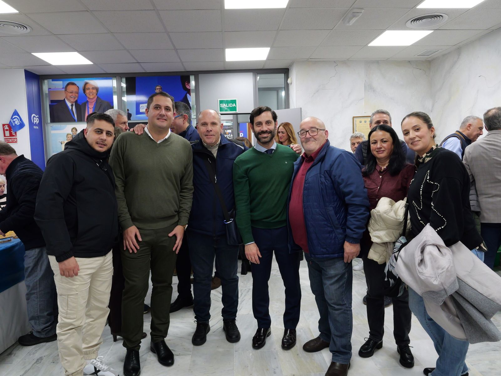 Vivas sugiere un relevo futuro y reivindica su gestión en la copa navideña del PP