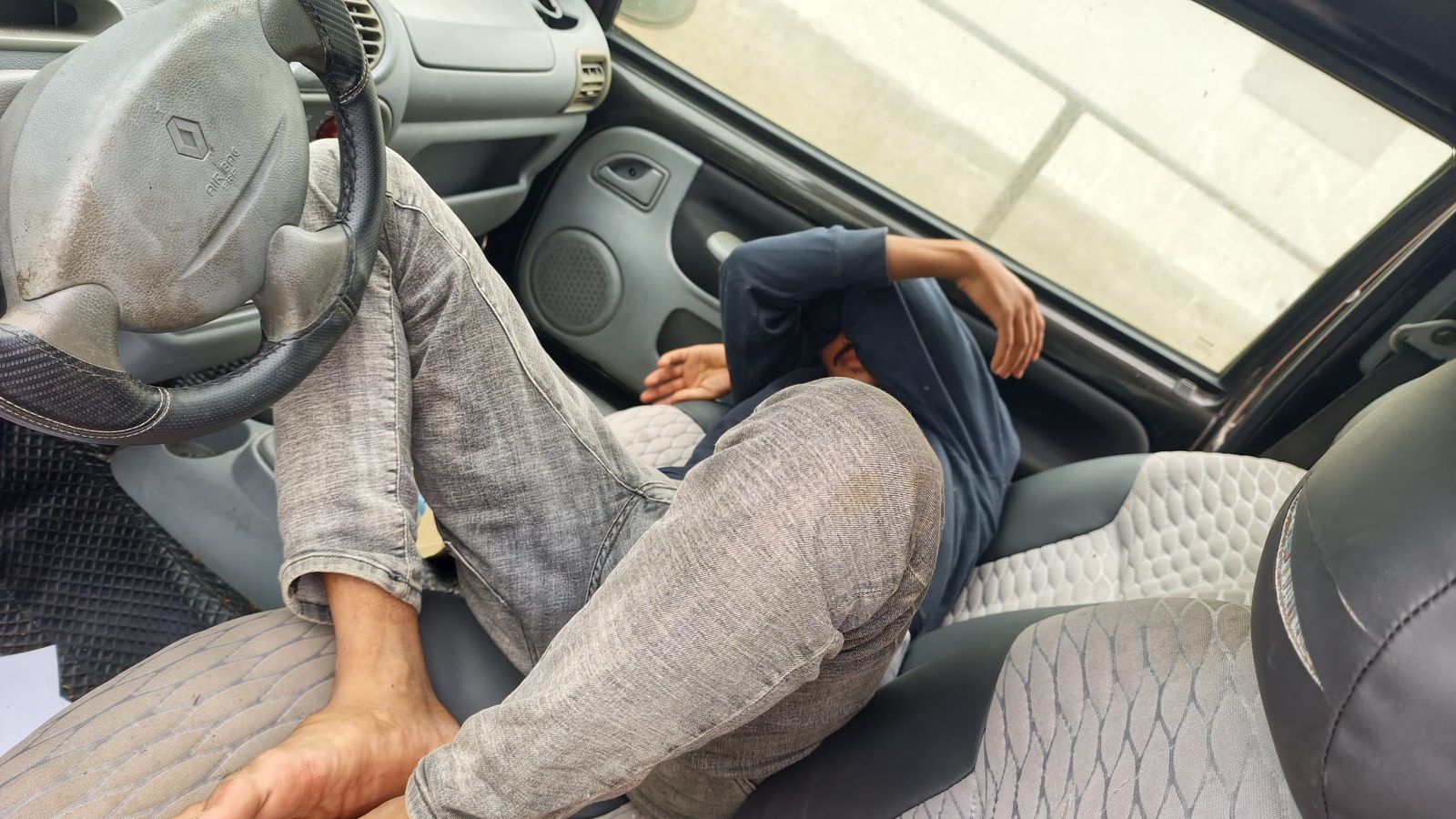 Los vecinos de Barriada Postigo, “agotados” de ver migrantes durmiendo en coches abandonados