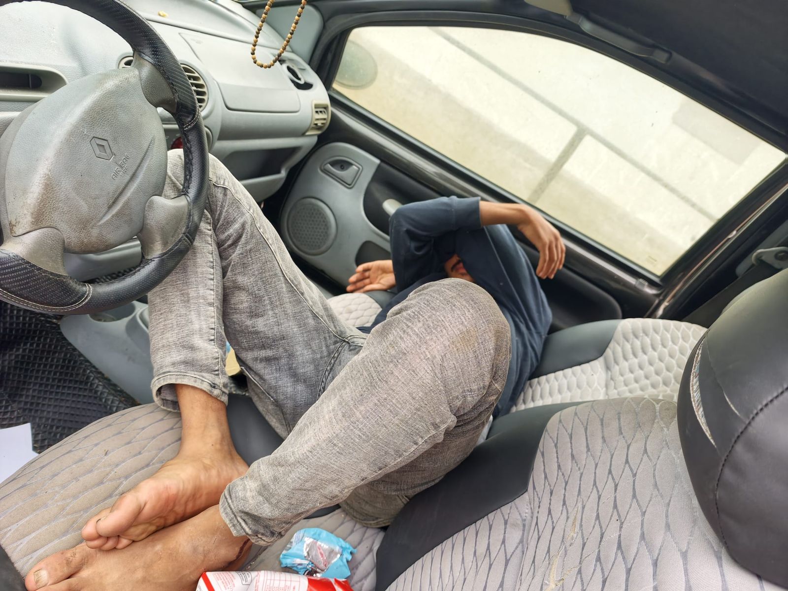 Los vecinos de Barriada Postigo, “agotados” de ver migrantes durmiendo en coches abandonados