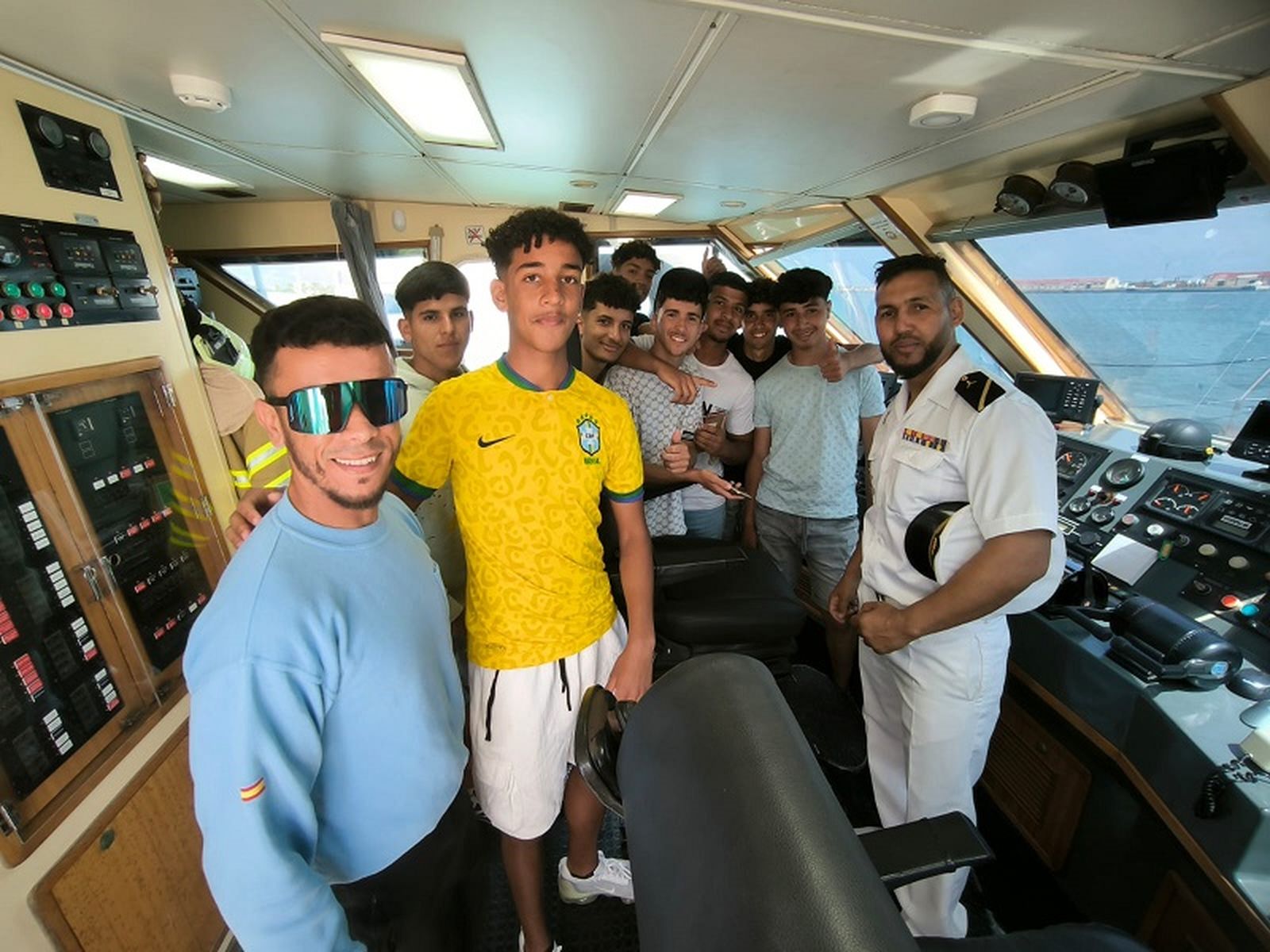 El mediador de la Fundación SAMU, Brahim (a la izquierda), posa junto a los jóvenes migrantes y al marine Omar. / FOTO NICOL´S El mediador de la Fundación SAMU, Brahim (a la izquierda), posa junto a los jóvenes migrantes y al marine Omar. / FOTO NICOL´S