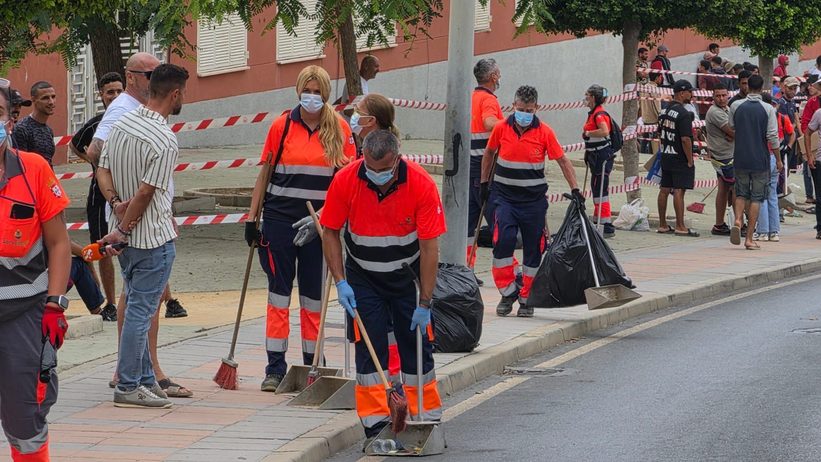 Trabajadores de Servilimpce limpian y desinfectan las inmediaciones del recurso de acogida en Loma Colmenar