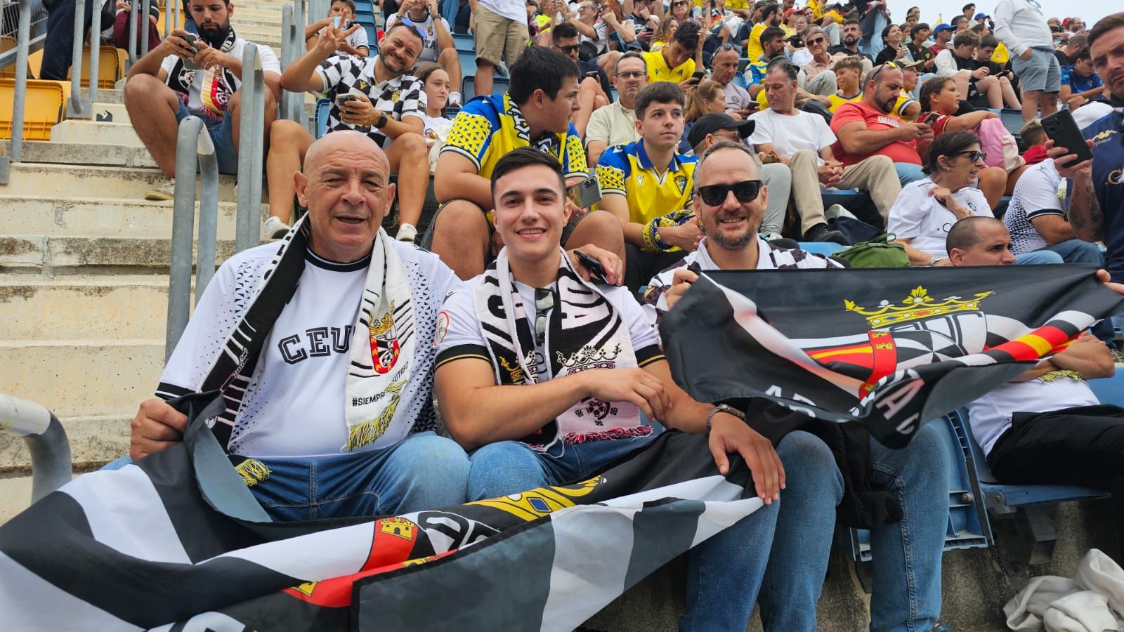 Aficionados ceutíes en la grada del 'Nuevo Mirandilla' este domingo