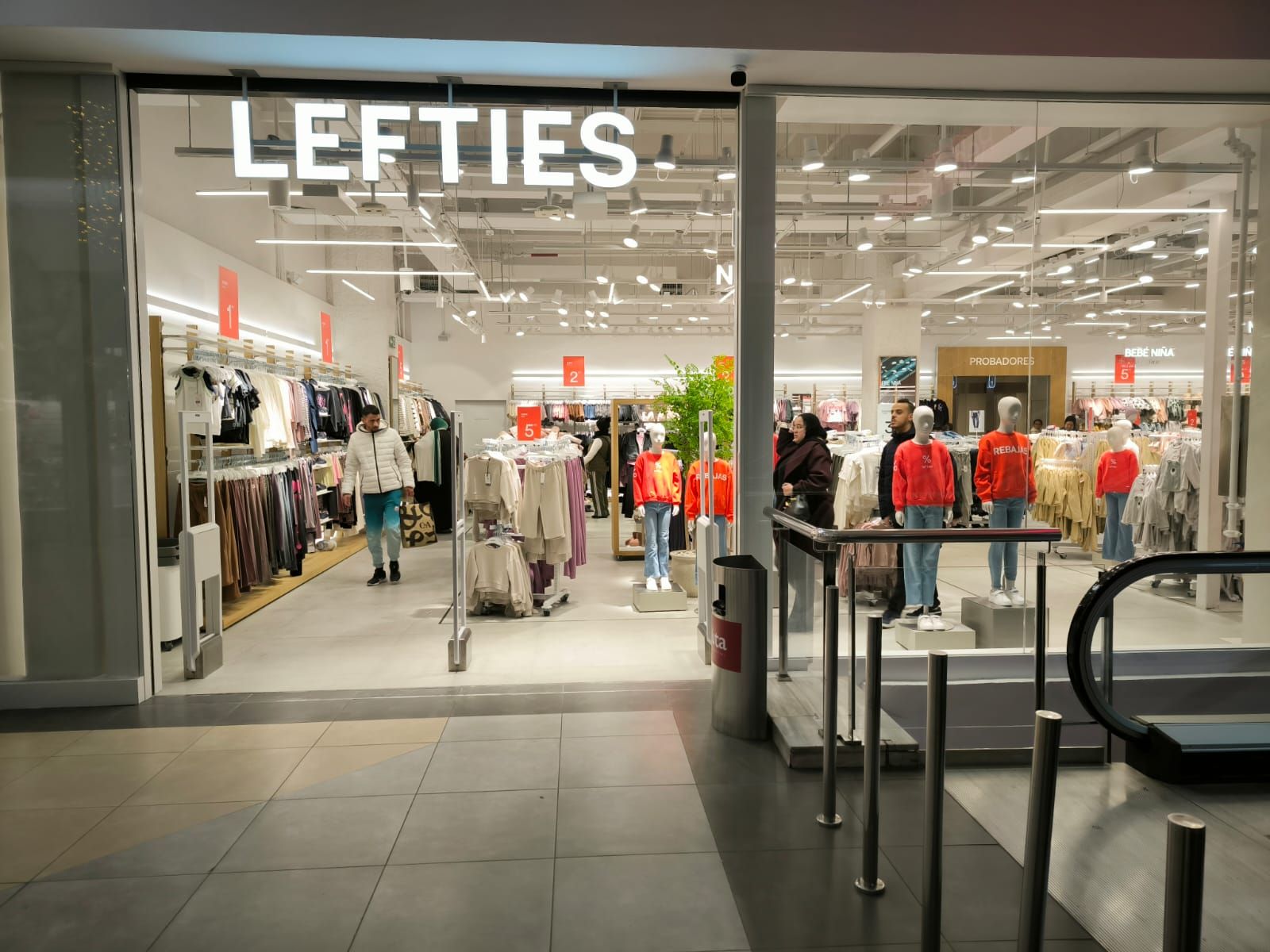 Las rebajas toman Parques de Ceuta en una intensa jornada tras Reyes