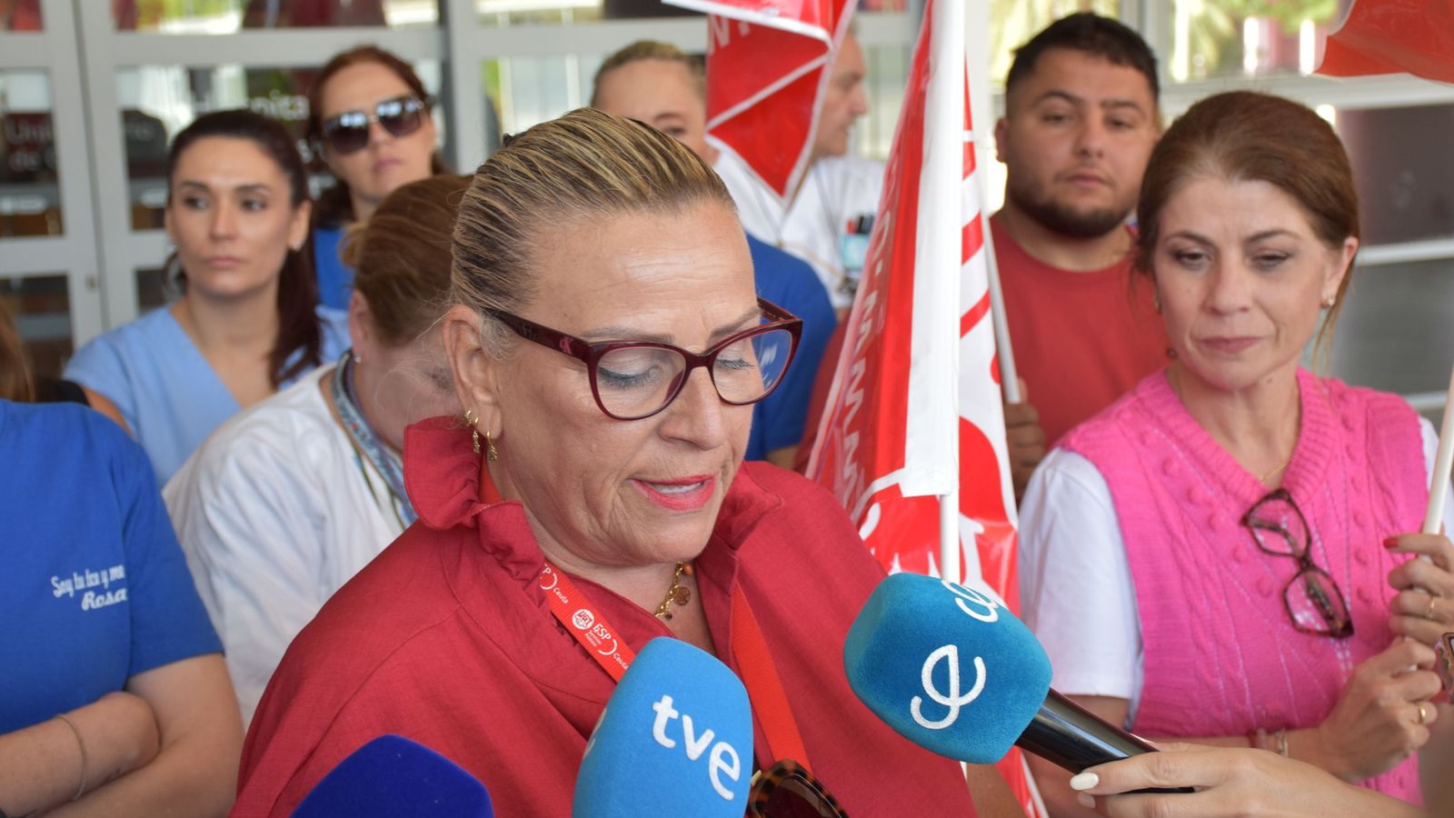 La responsable de sanidad de UGT, Marisa Fernández, durante la concentración de UGT y CCOO en el hospital por la reclasificación profesional de los técnicos sanitarios medios y superiores