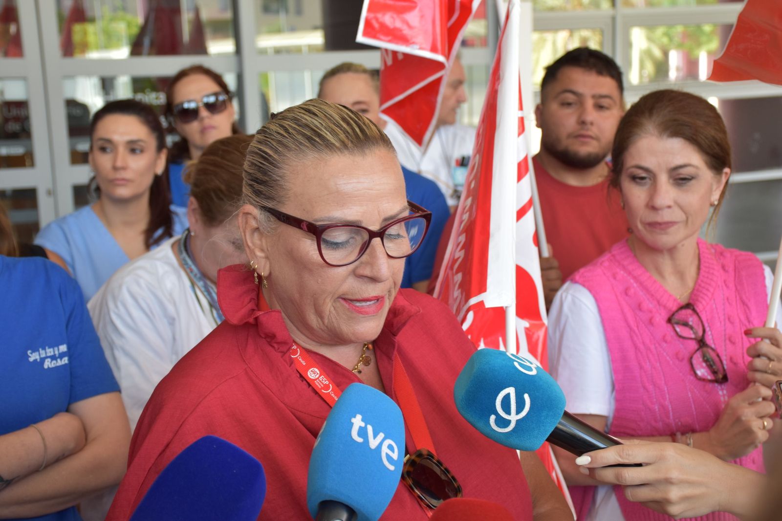 La responsable del sector de sanidad de UGT en Ceuta, Marisa Fernández, durante una concentración en el HUCE