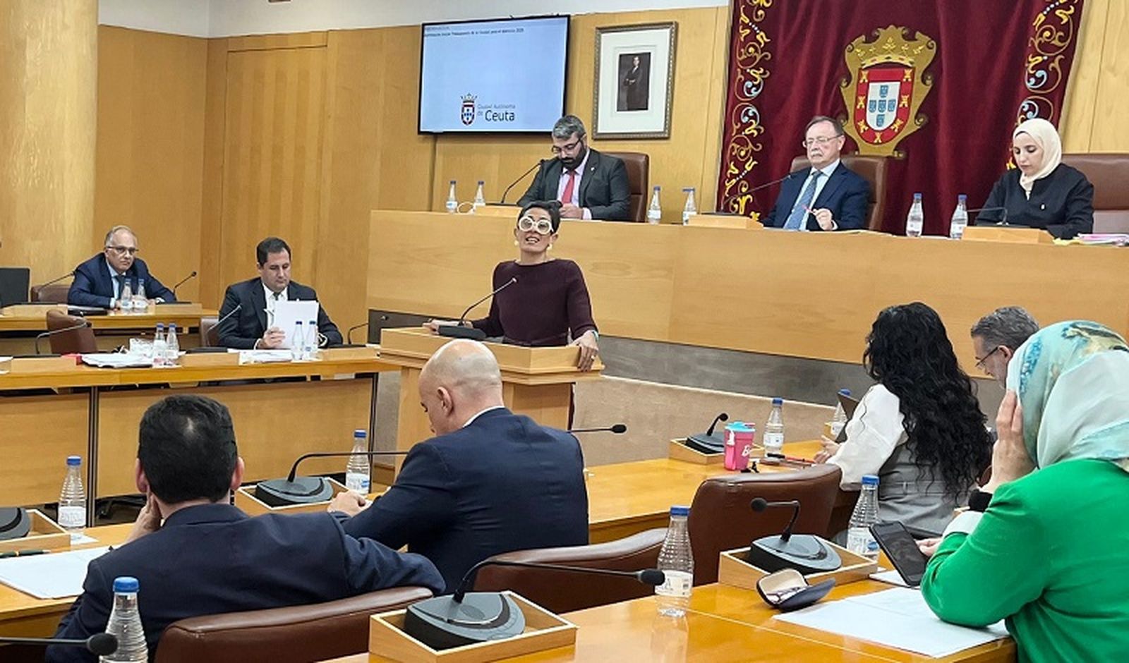 La consejera Chandiramani se dirige a los diputados de Vox en el Pleno de Presupuestos