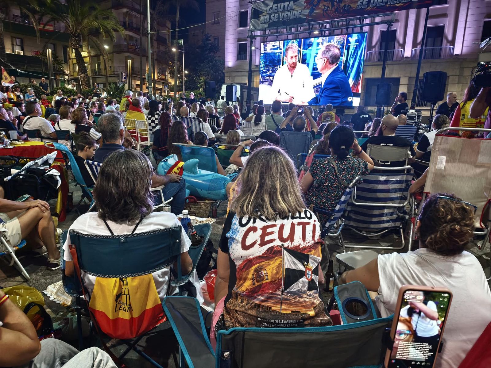 La Plaza de los Reyes se convierte en un gran salón para arropar a Vivas