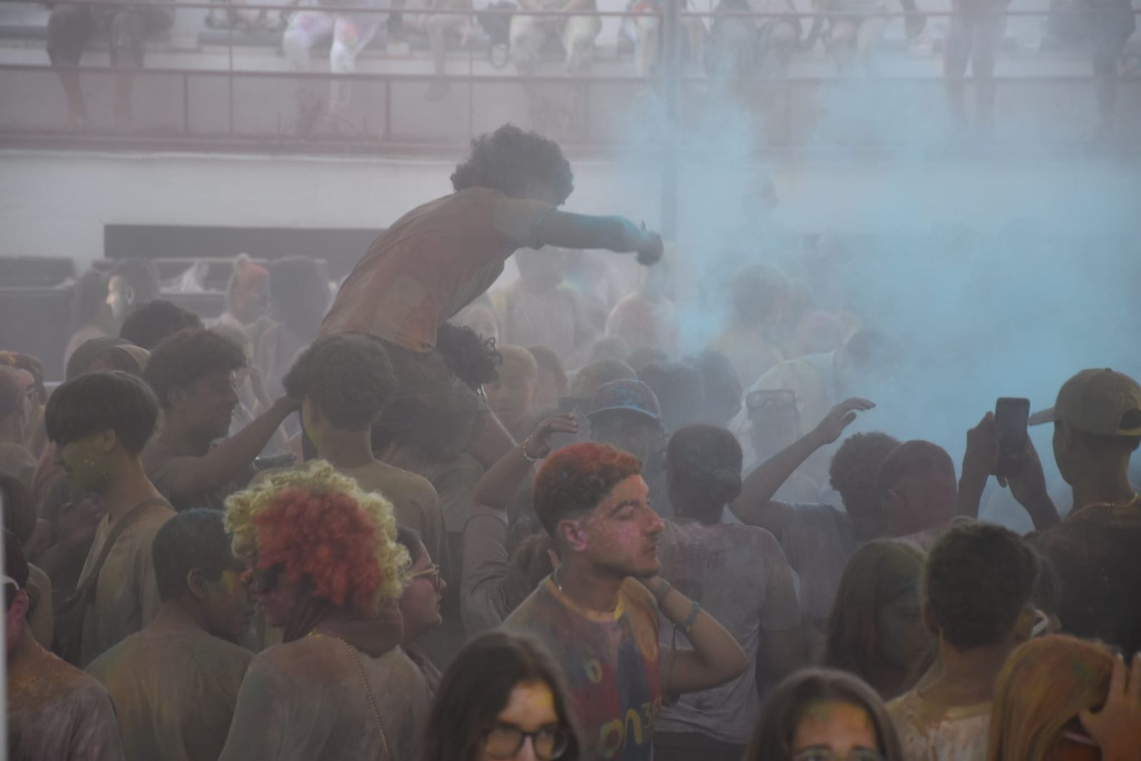 El Holi vuelve a teñir Ceuta de color por la solidaridad y el amor
