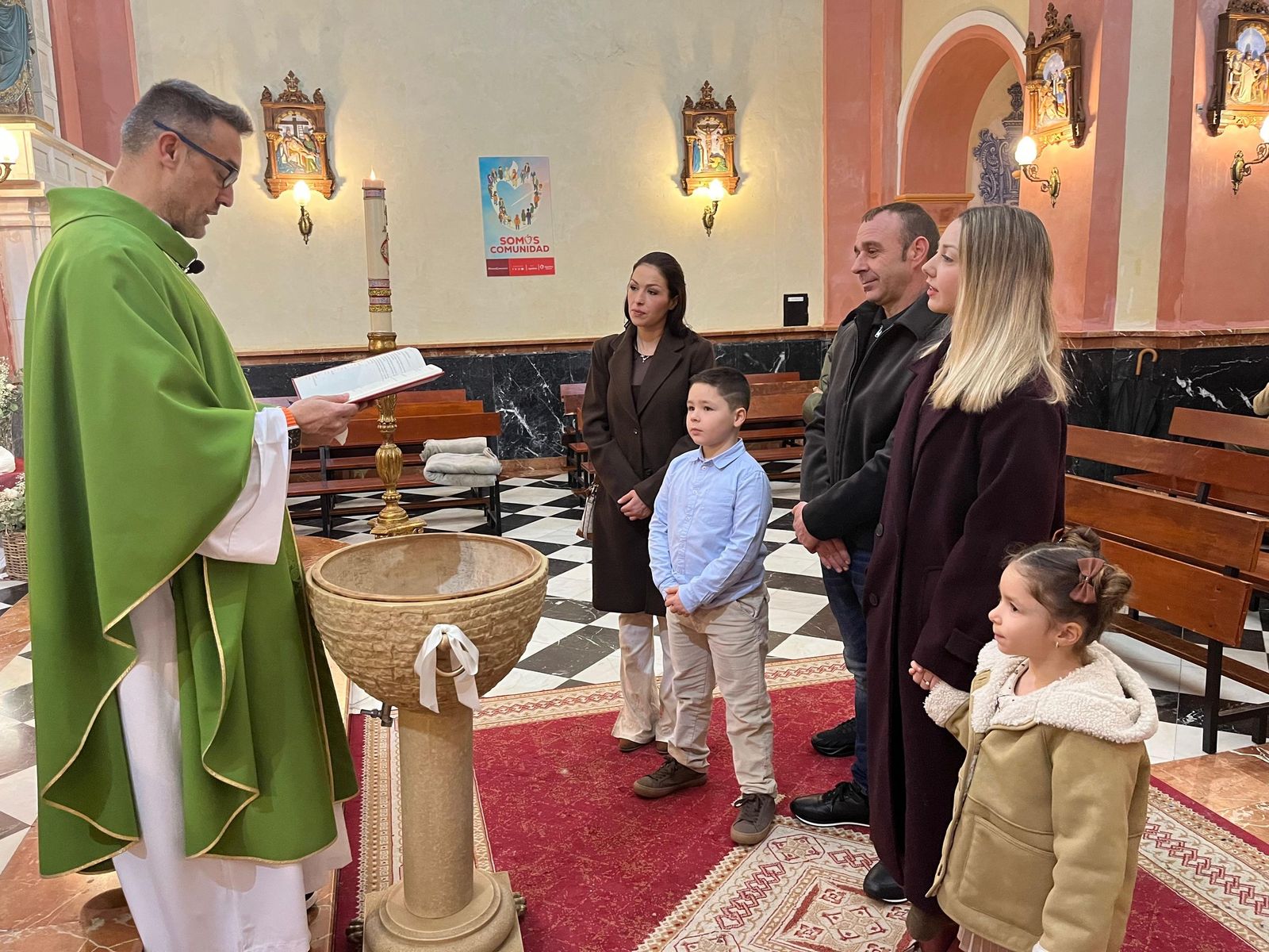 Dylan y Daira reciben el Sacramento del bautismo