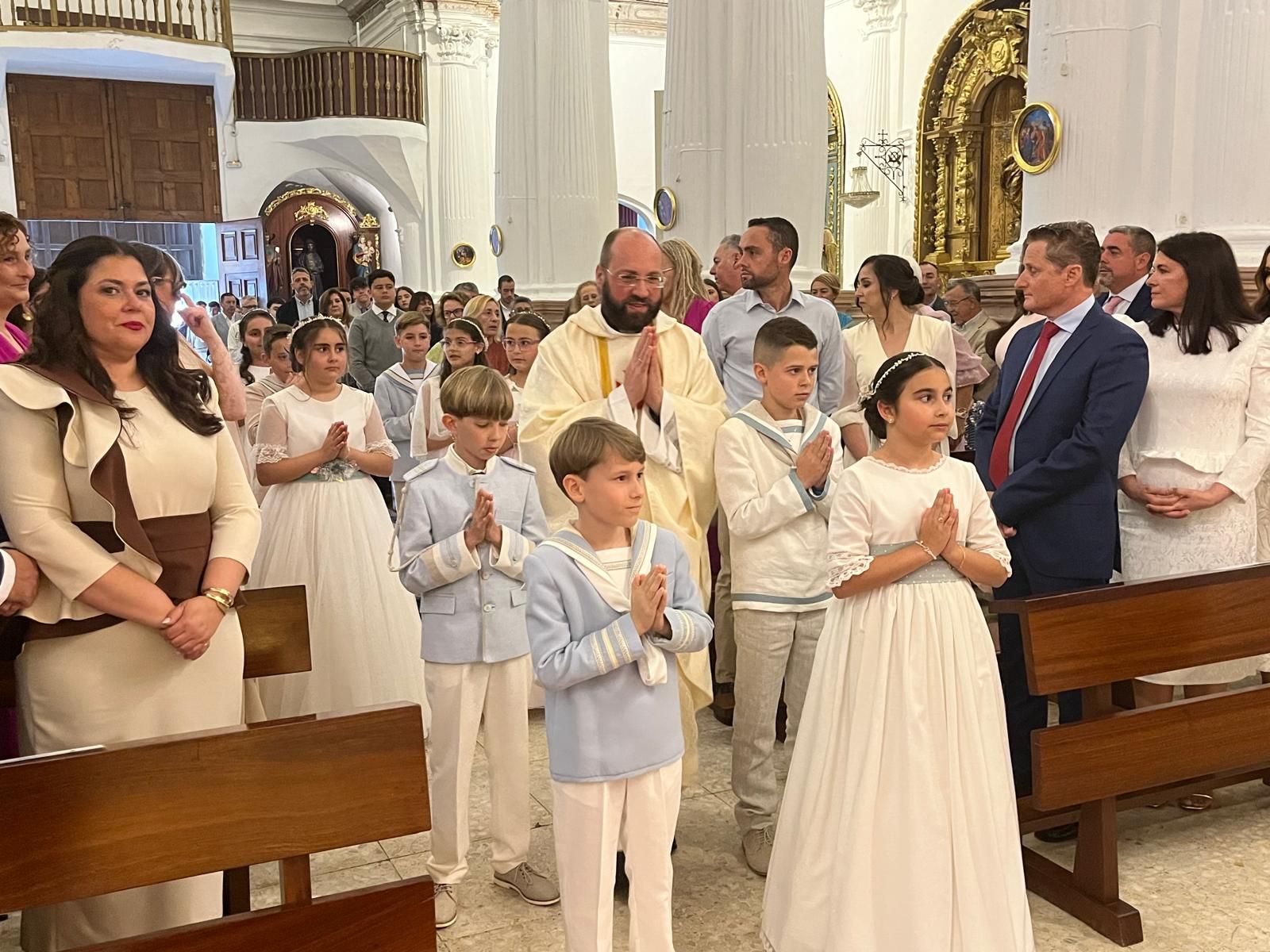 El vicario oficia otras dos comuniones en el Santuario de la Virgen de África