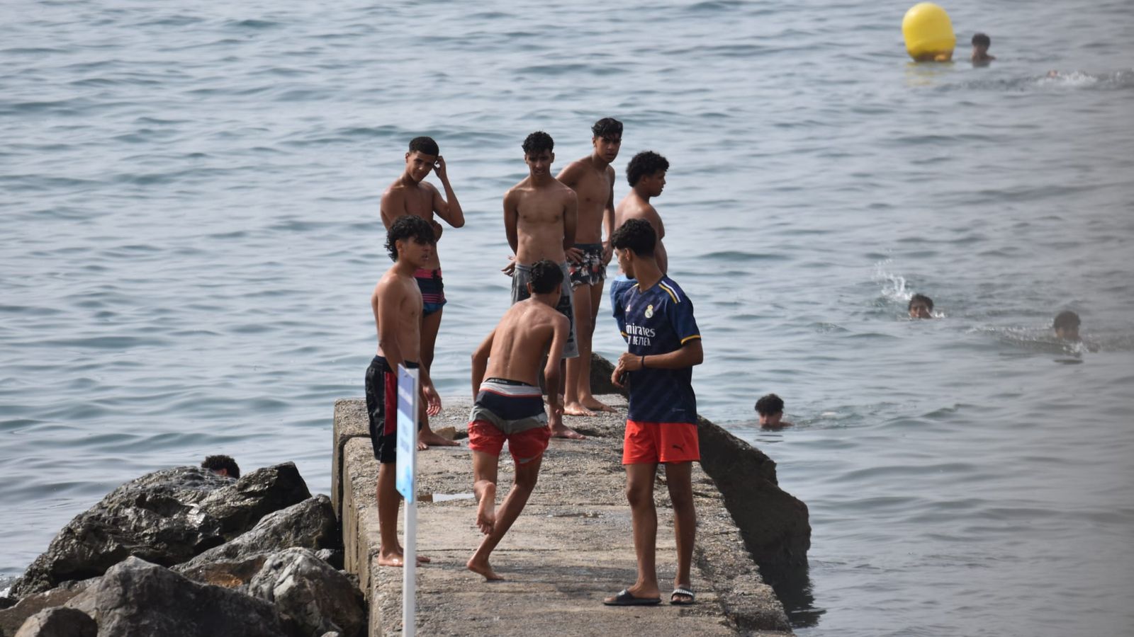Migrantes magrebíes bañándose en la playa de la Almadraba tras acceder a Ceuta