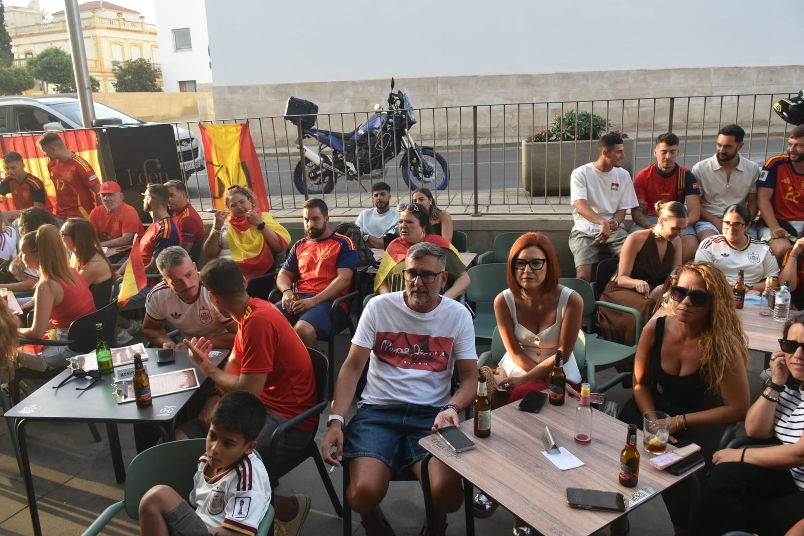 Ceuta se vuelca con España y pinta de rojo y amarillo La Ribera