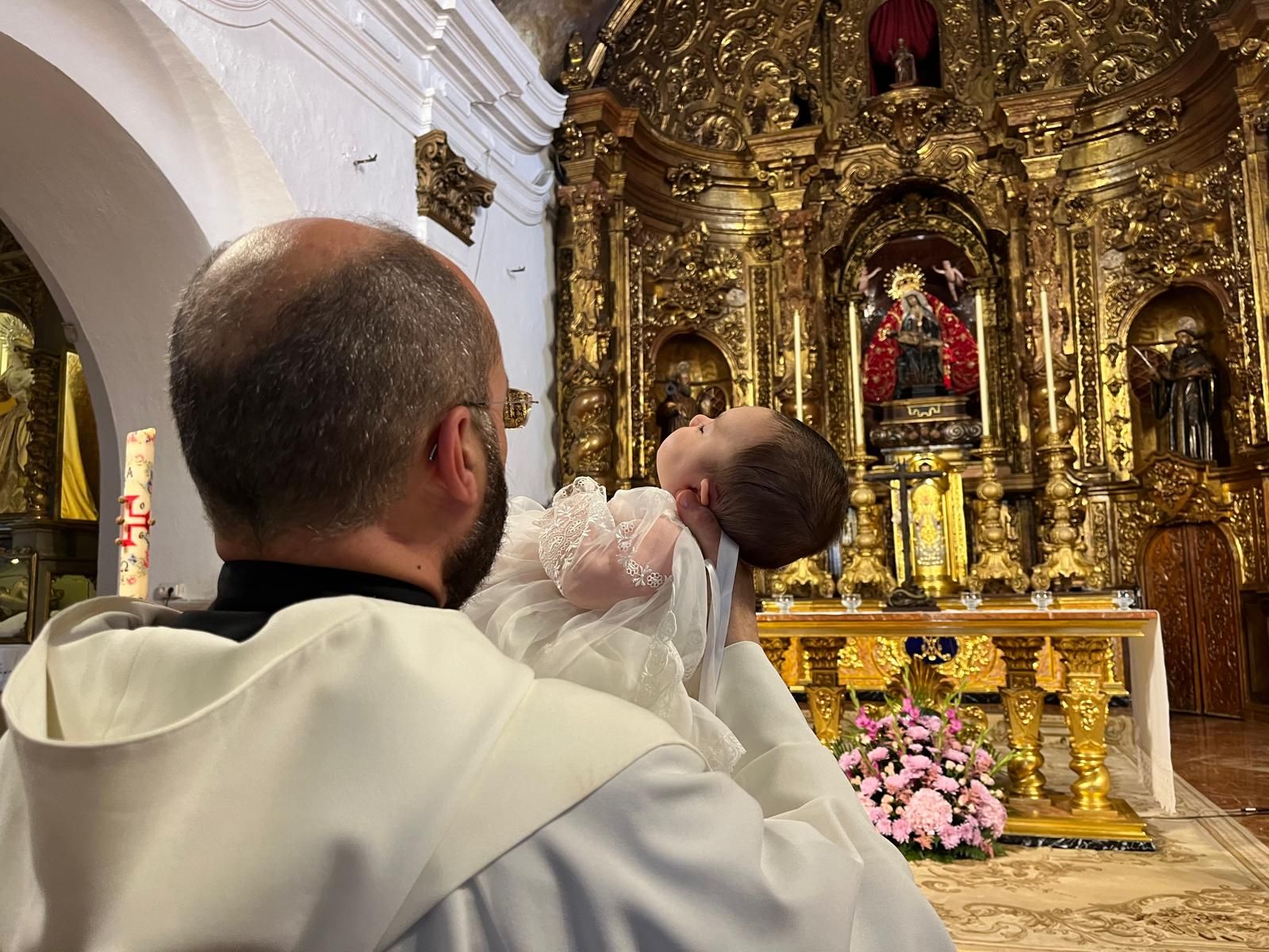 Gabriela, Manuel y Jimena reciben el Sacramento del Bautismo en el Santuario