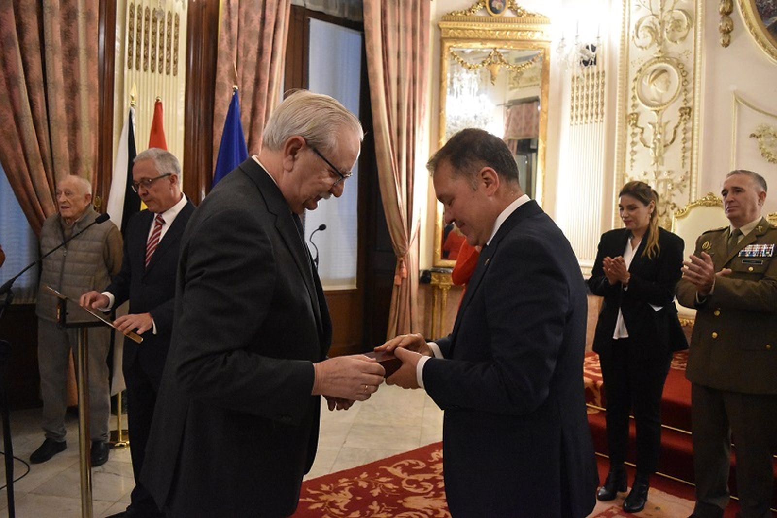 Serafín Romero, antiguo presidente del Consejo General de Colegios Oficiales de Médicos, recibiendo su Medalla de Honor del Sindicato Médico de Ceuta. / FOTO NICOL´S