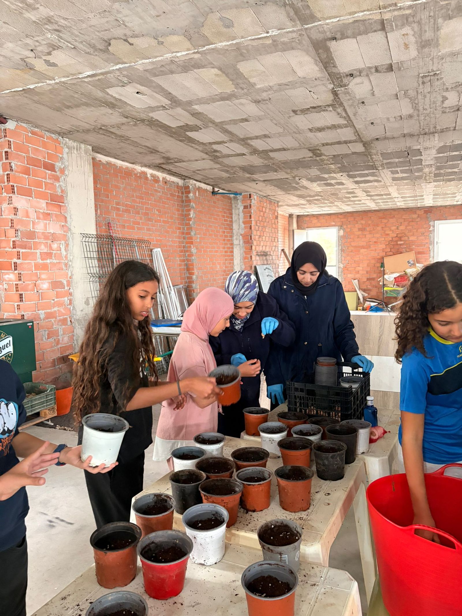 Ramírez acompaña a 60 alumnos en una jornada educativa en los huertos urbanos