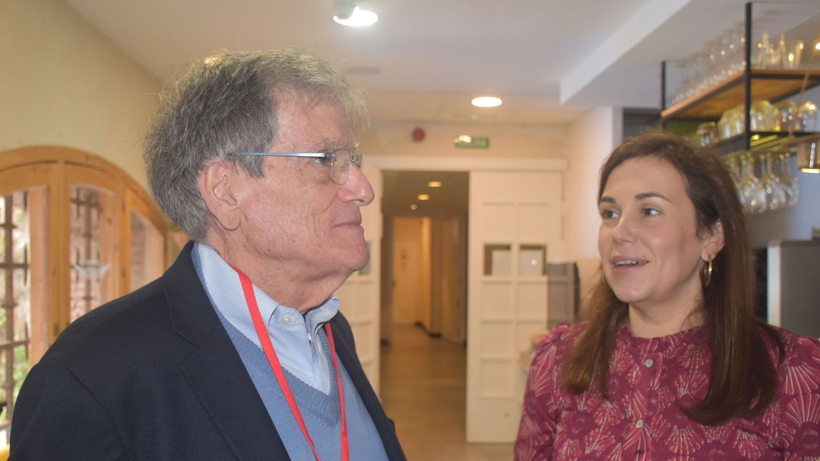 Ricardo Otheguy,  junto a Beatriz Cortina, docente de la UGR