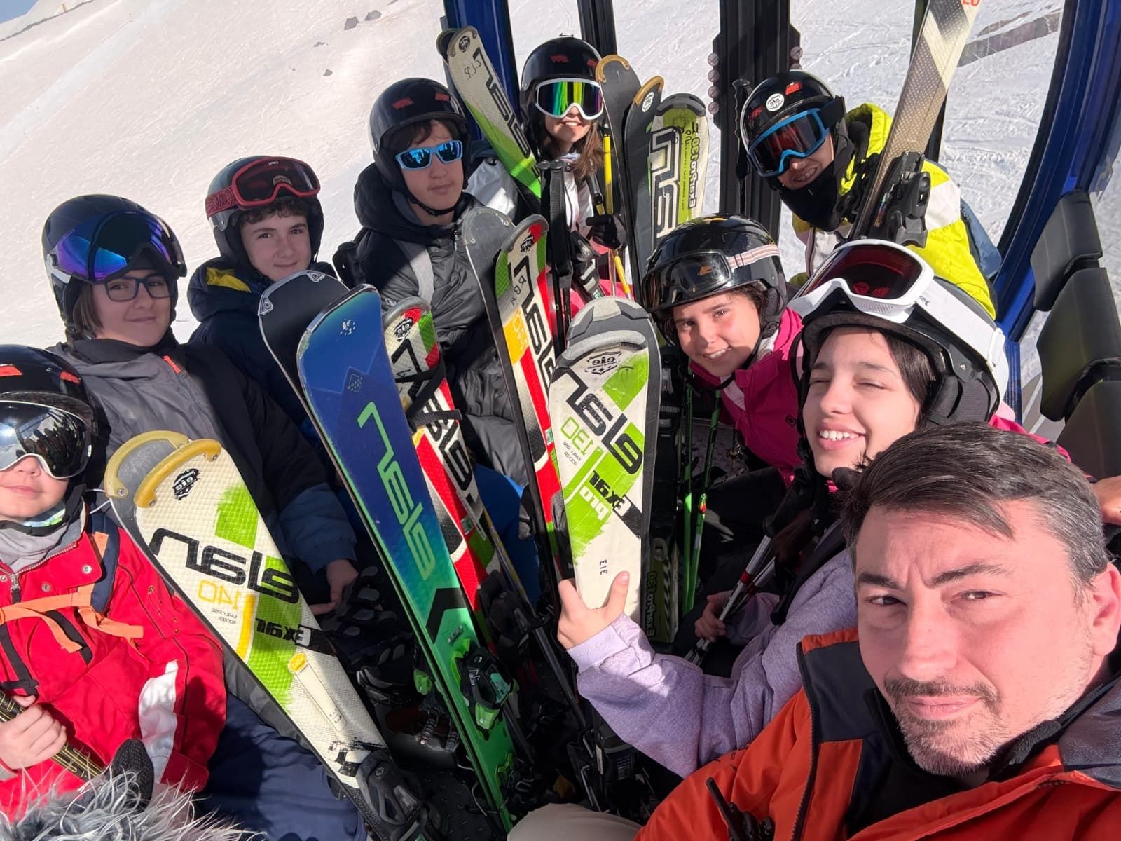 De Ceuta a la nieve: 80 jóvenes disfrutan de deporte, naturaleza y convivencia en Sierra Nevada