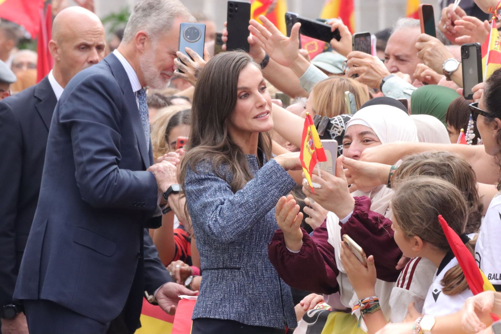 Álbum de una jornada histórica: Felipe y Letizia, con los ceutíes