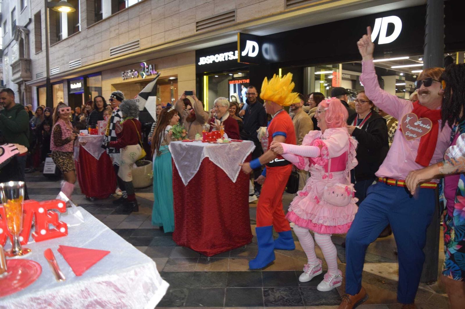 Los Popi enamoran a Ceuta con un pasacalles destinado a la búsqueda de su “media caballa”