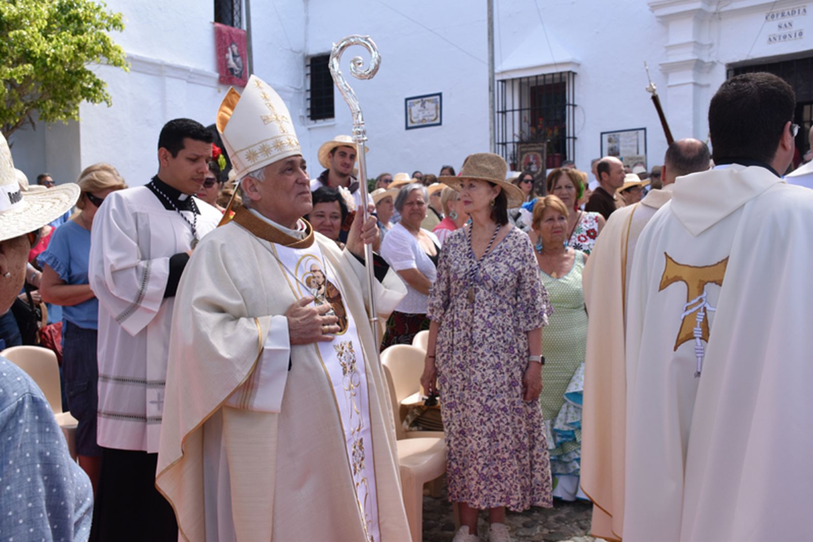 El obispo de Cádiz y Ceuta, Rafael Zornoza, estuvo encargado de oficiar la misa. / FOTO NICOL´S