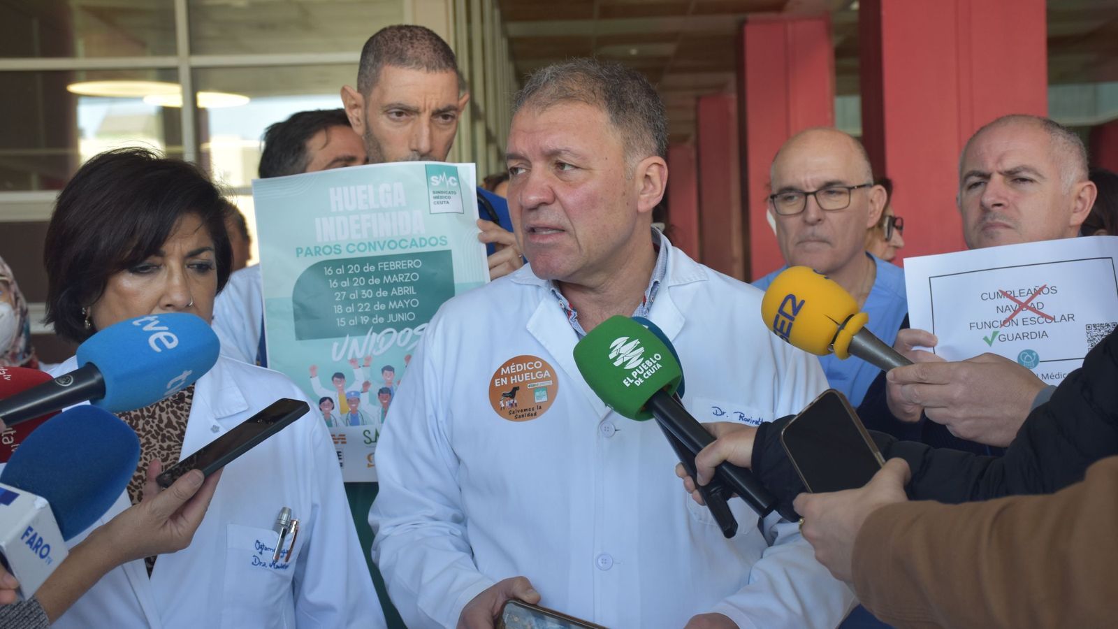 El presidente del Sindicato Médico de Ceuta, Enrique Roviralta, interviene durante la concentración en el HUCE por la huelga nacional