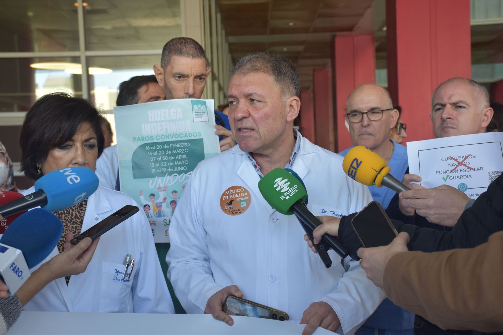 El presidente del Sindicato Médico de Ceuta, Enrique Roviralta, interviene durante la concentración en el HUCE por la huelga nacional